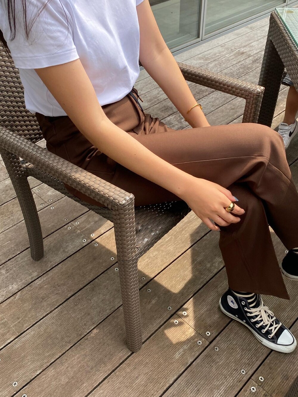「秋服準備はじめました、シンプル、秋先取りコーデ、パンツスタイル、休日コーデ、オトナカワイイ、大人カジュアル、高身長女子、ママコーデ」｜「NOMINEのアイテム（パンツ、ブラウン系）」を使った、rinaさん（レディース・170cm）の秋コーディネートの2枚目の写真