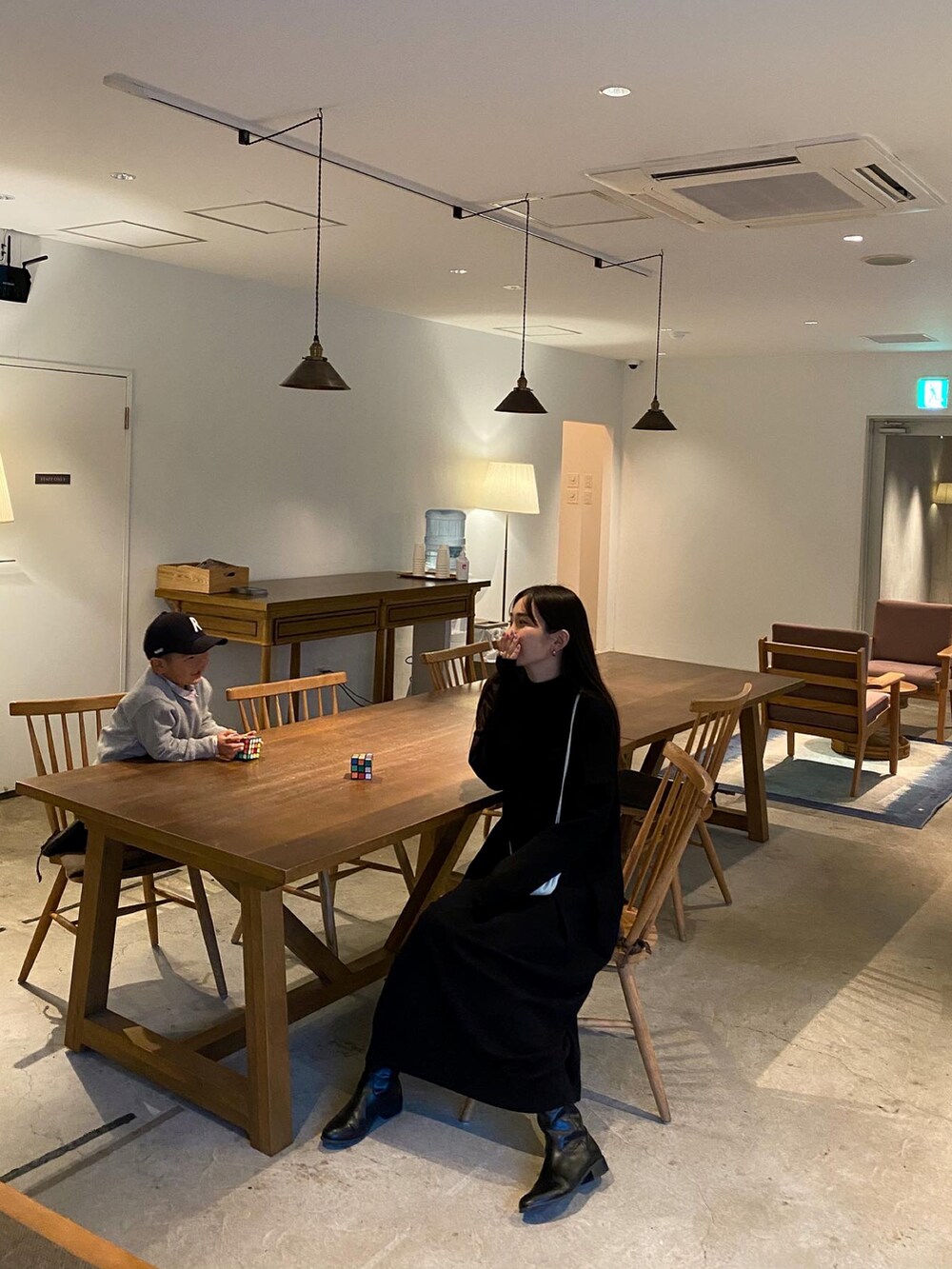 「秋コーデ、カジュアル、休日スタイル、秋冬コーデ、シンプルスタイル、きれいめカジュアル、ゆるコーデ」｜「JIL SANDERのアイテム（バッグ、グリーン系）」を使った、rinaさん（レディース・170cm）の秋コーディネートの3枚目の写真