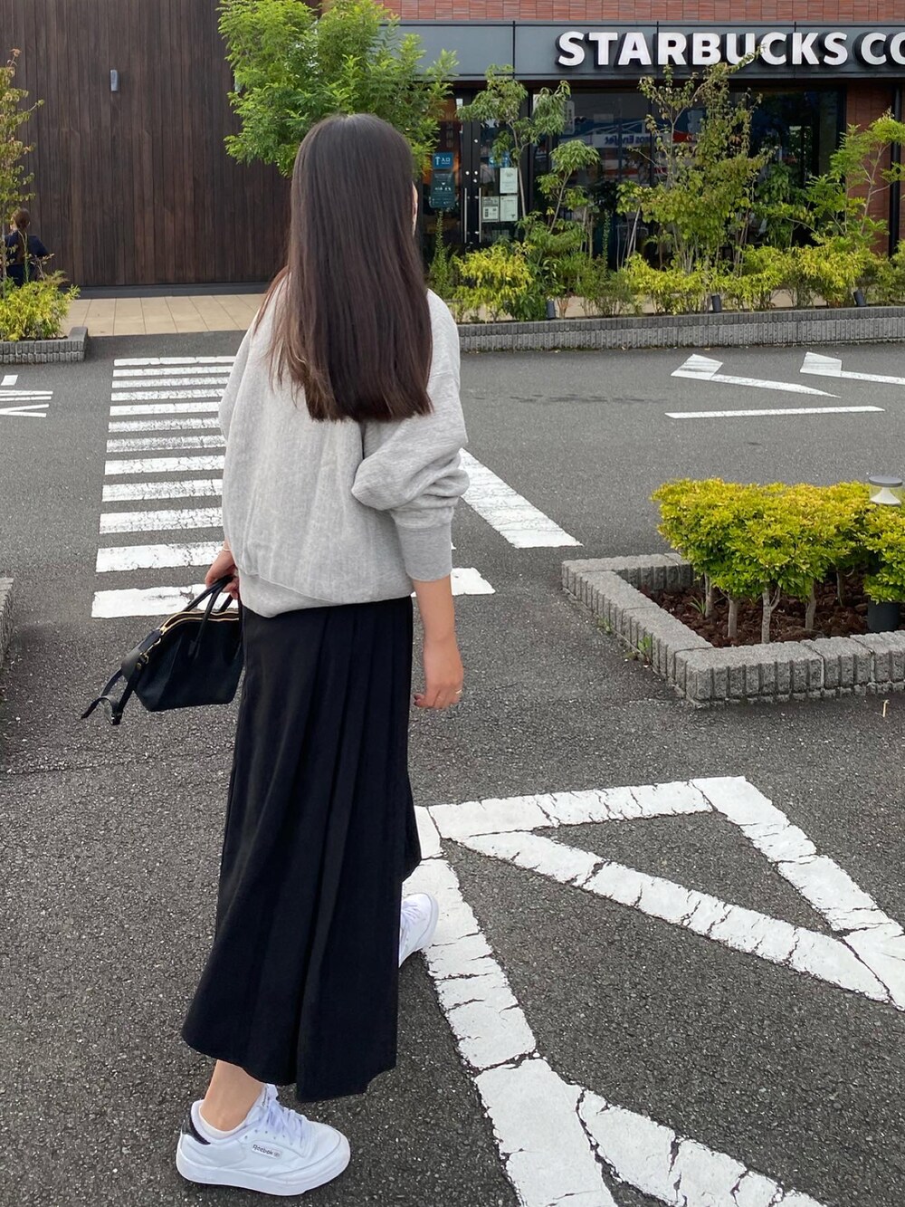 「休日スタイル、秋のコーデ、オトナカジュアル、秋服コーデ、着回しコーデ、秋先取りコーデ、スウェット、プリーツスカート」｜「JUNOAHのベルト付きプリーツチェックスカート（スカート、ブラック系）」を使った、rinaさん（レディース・170cm）の秋コーディネートの2枚目の写真