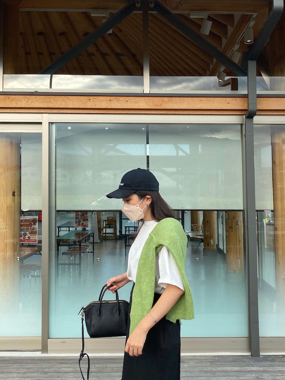 「大人カジュアル、休日スタイル、きれいめカジュアル、シンプル、オトナカジュアル、スカートスタイル」｜「UNIQLOのリラックスフィットクルーネックT（半袖）（Tシャツ/カットソー、ホワイト系）」を使った、rinaさん（レディース・170cm）の秋コーディネートの2枚目の写真