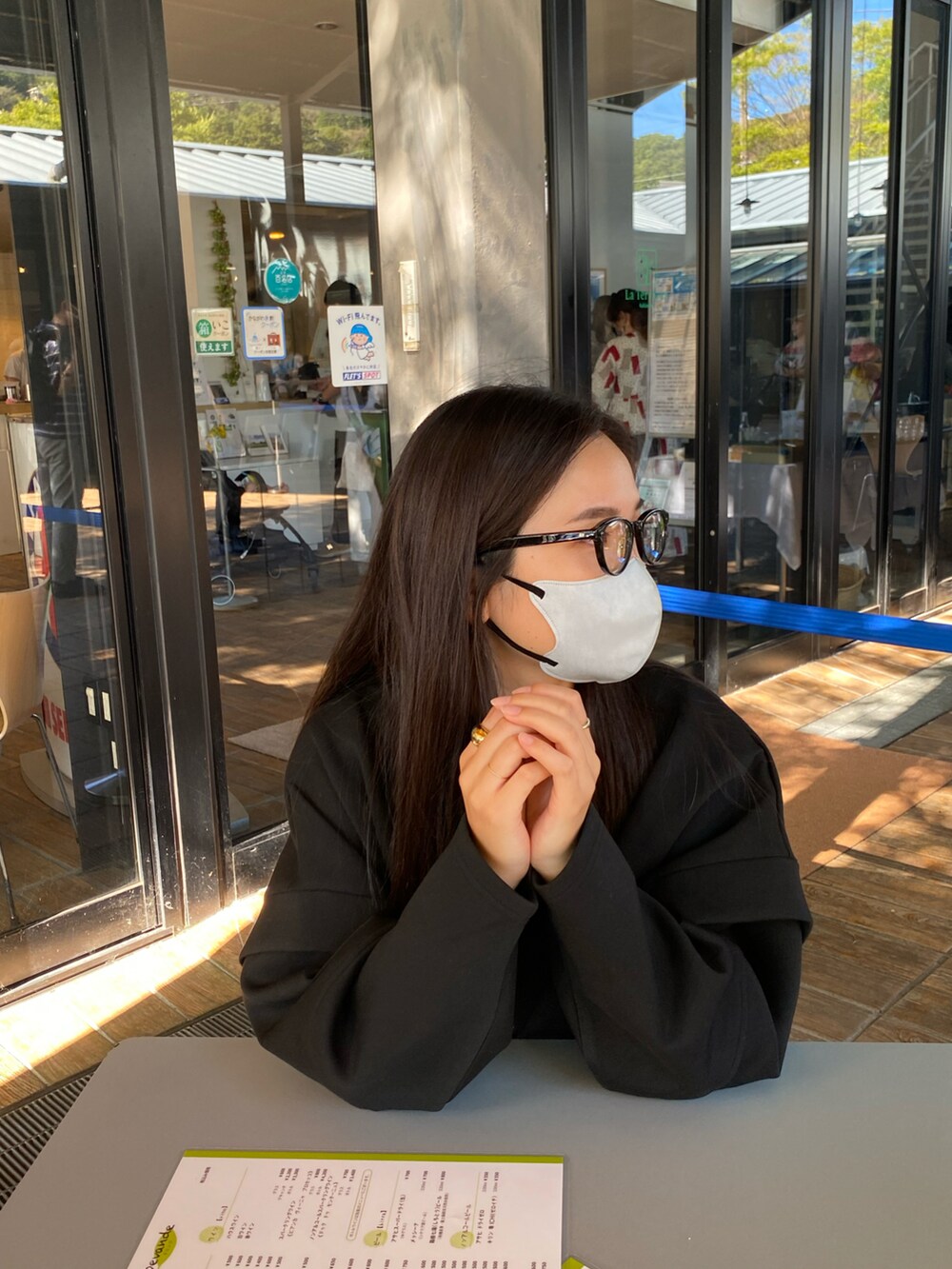 ブラック系のTシャツ/カットソー、グレー系のその他パンツ、ブラック系のローファーを着用したレディースの秋コーディネートの3枚目の写真