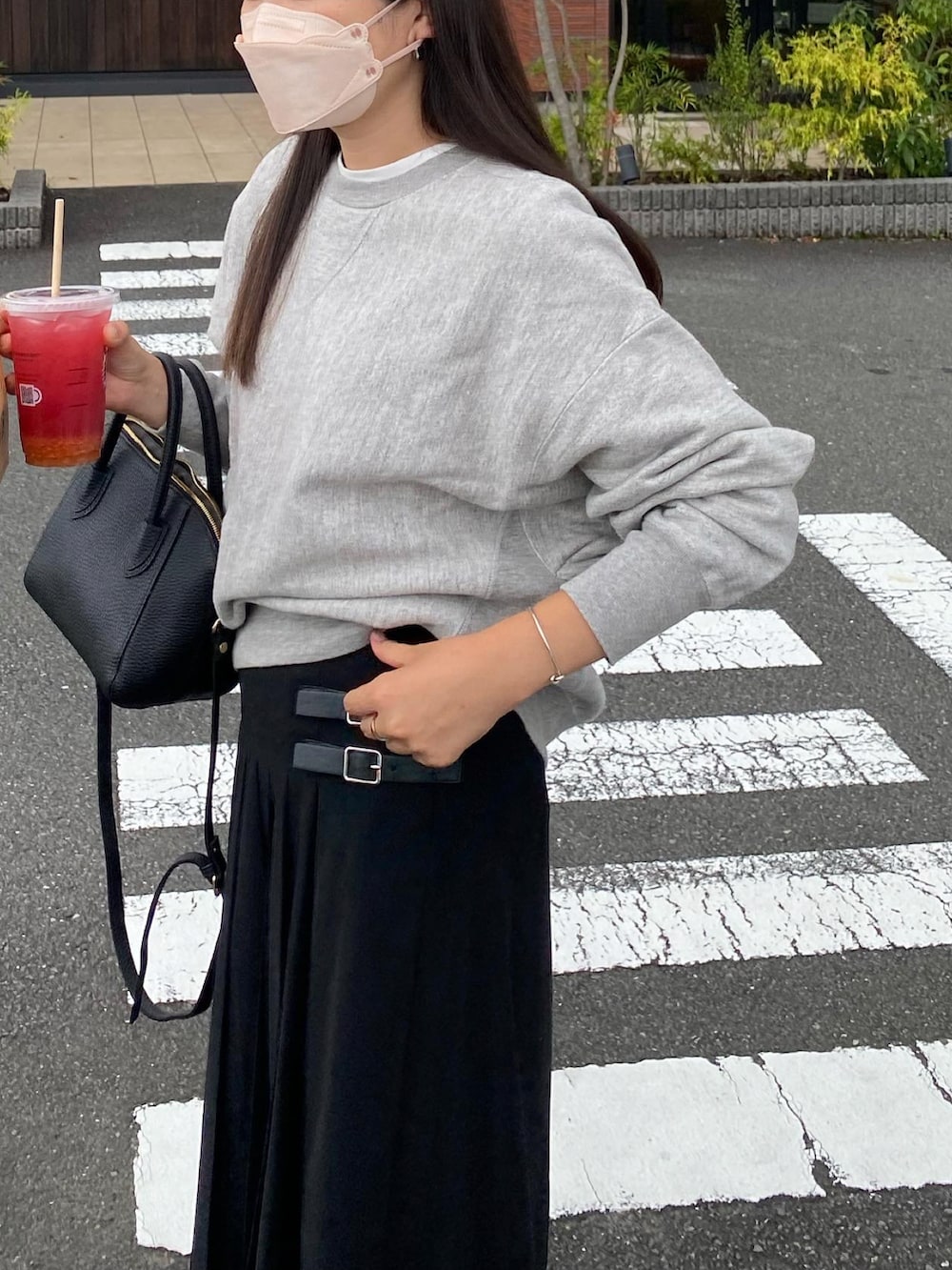 「休日スタイル、秋のコーデ、オトナカジュアル、秋服コーデ、着回しコーデ、秋先取りコーデ、スウェット、プリーツスカート」｜「JUNOAHのベルト付きプリーツチェックスカート（スカート、ブラック系）」を使った、rinaさん（レディース・170cm）の秋コーディネートの3枚目の写真