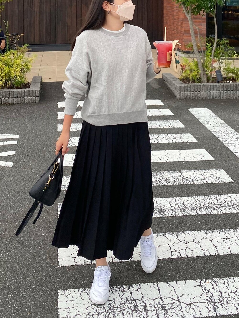 「休日スタイル、秋のコーデ、オトナカジュアル、秋服コーデ、着回しコーデ、秋先取りコーデ、スウェット、プリーツスカート」｜「JUNOAHのベルト付きプリーツチェックスカート（スカート、ブラック系）」を使った、rinaさん（レディース・170cm）の秋コーディネートの4枚目の写真