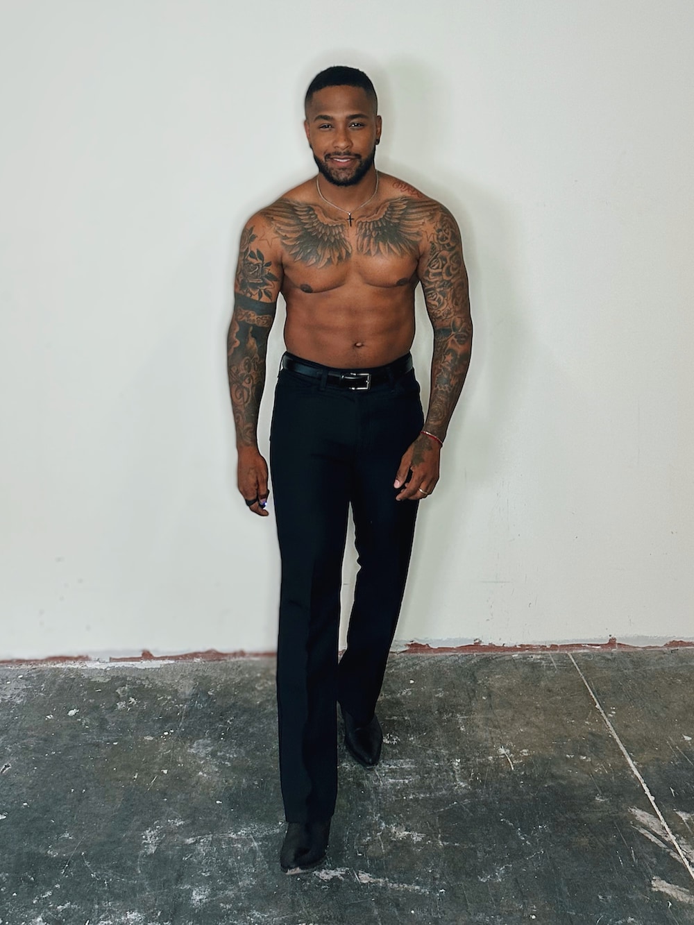 ブラック系のシャツ/ブラウス、ブラック系のその他パンツ、ブラック系のブーツを着用したメンズの夏コーディネートの2枚目の写真