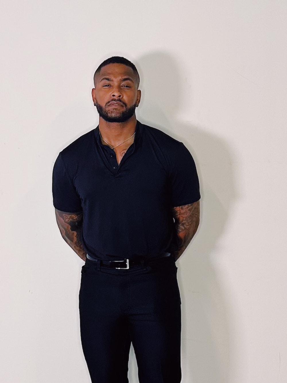 ブラック系のシャツ/ブラウス、ブラック系のその他パンツ、ブラック系のブーツを着用したメンズの夏コーディネートの3枚目の写真