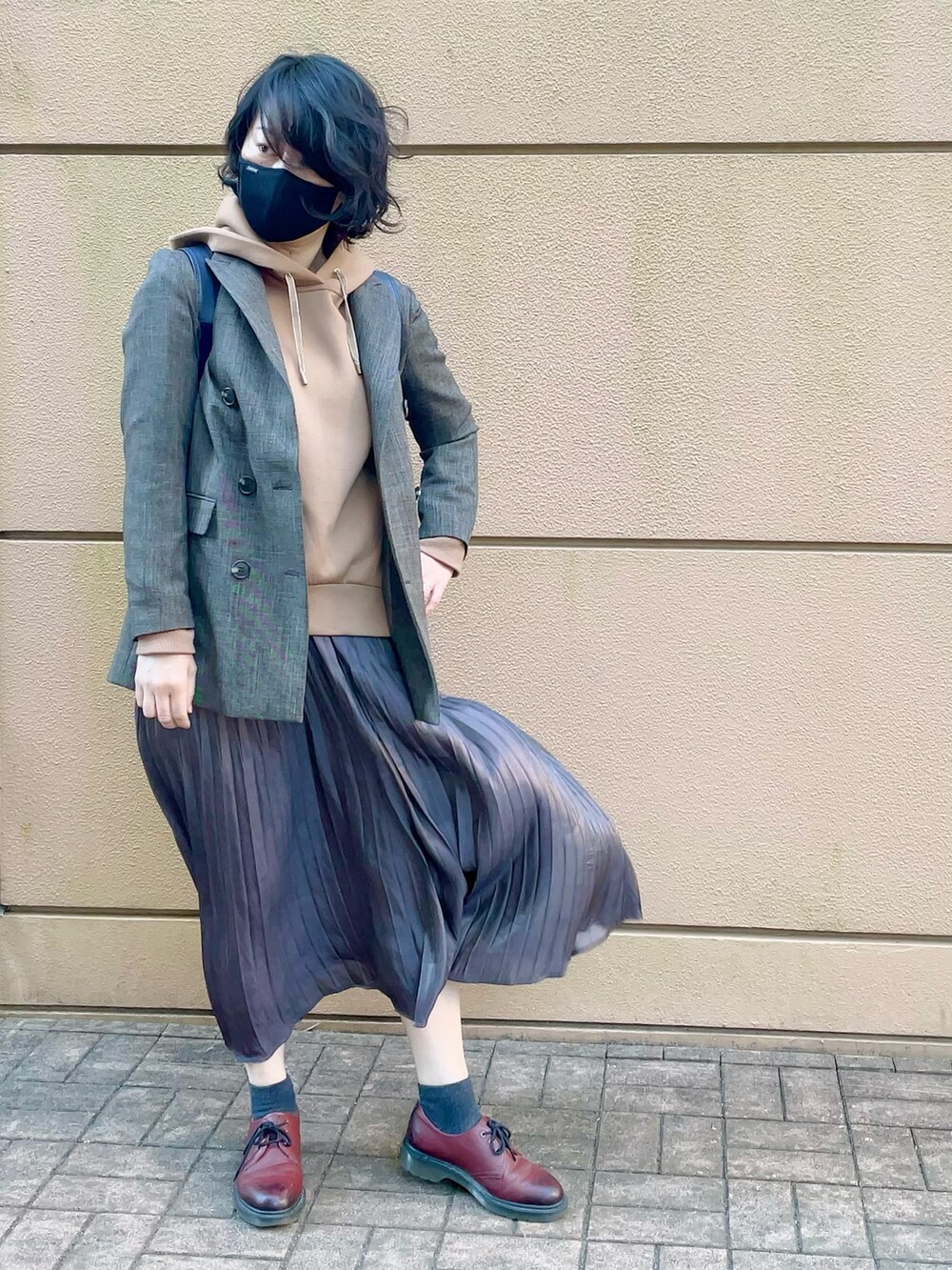 ブラウン系のブルゾン、イエロー系のパーカー、グレー系のスカートを着用したレディースの冬コーディネートの3枚目の写真