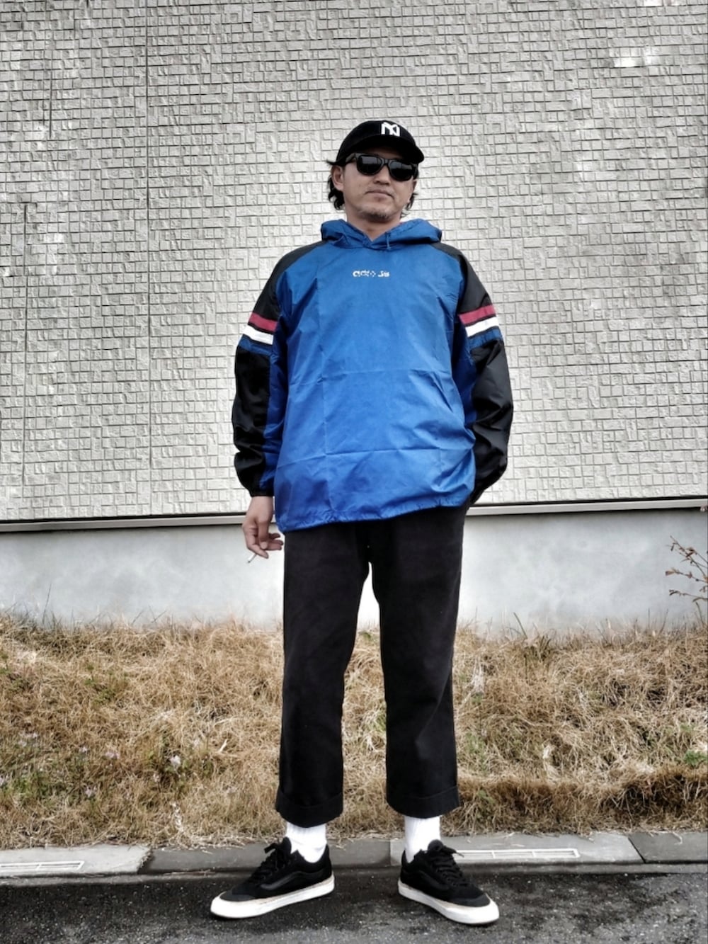 「春コーデ、スポーツミックス、adidas、アディダス、80s、ナイロンジャケット、プルオーバー、雨の日コーデ、90’s、VANS」｜「MICHAEL TAPIAのアイテム（パンツ、ブラック系）」を使った、SEさん（メンズ・176cm）の春コーディネートの2枚目の写真