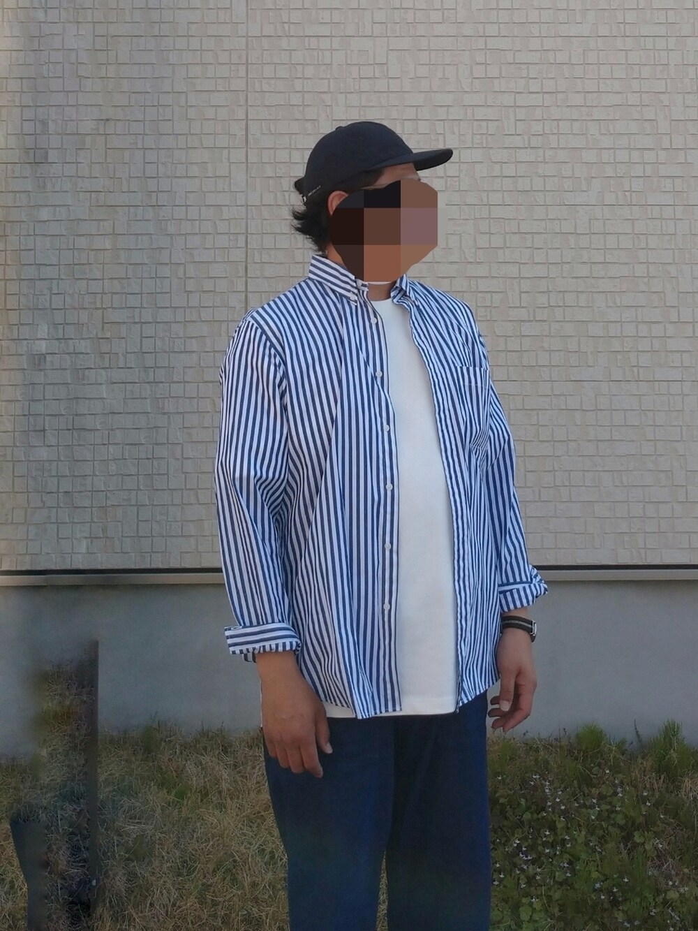 ブラック系のカーゴパンツ、ホワイト系のTシャツ/カットソー、ブルー系のシャツ/ブラウスを着用したメンズの春コーディネートの2枚目の写真