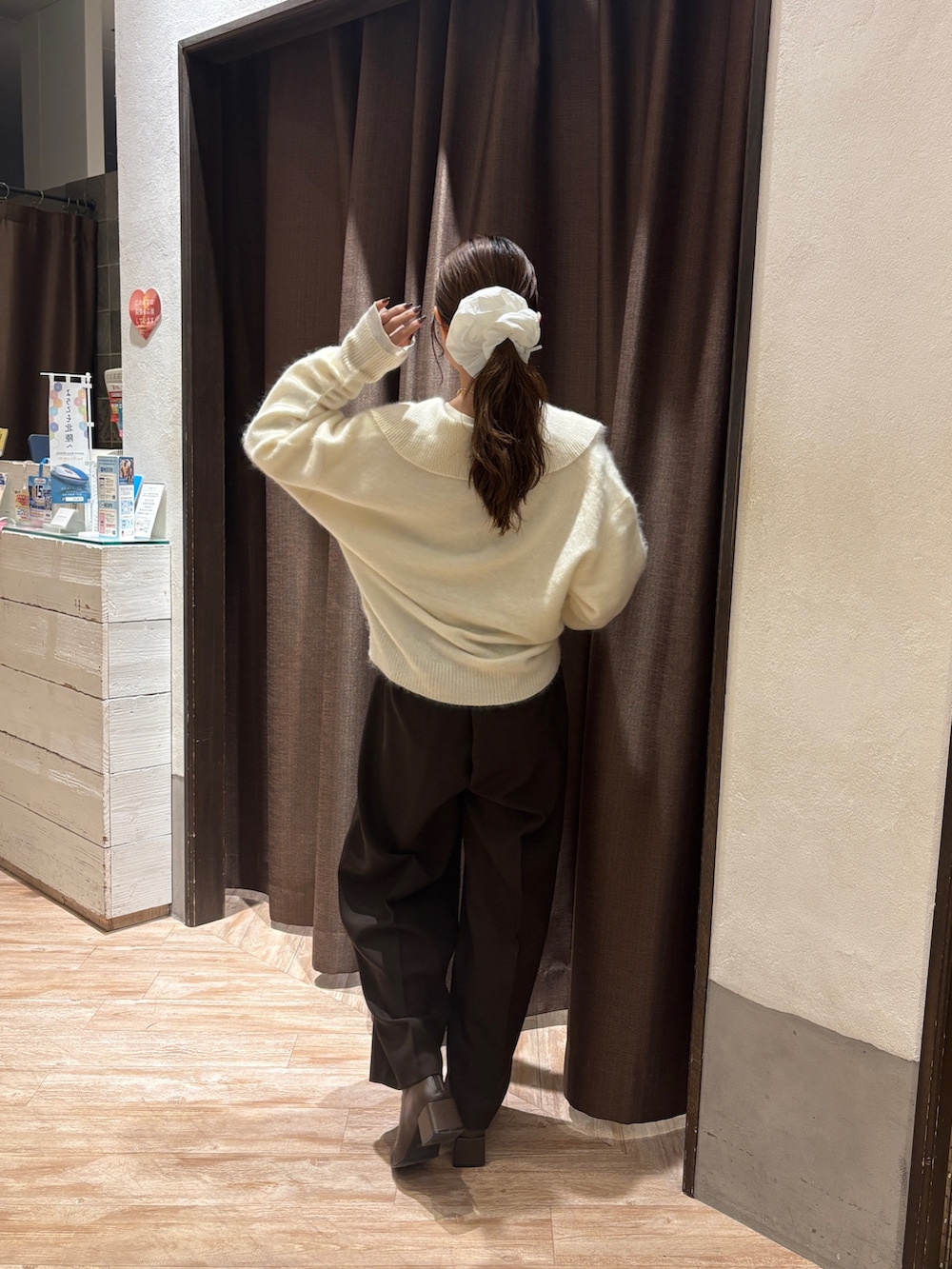 ホワイト系のカーディガン/ボレロ、ブラウン系のその他パンツ、ブラウン系のブーツを着用したレディースの秋コーディネートの3枚目の写真