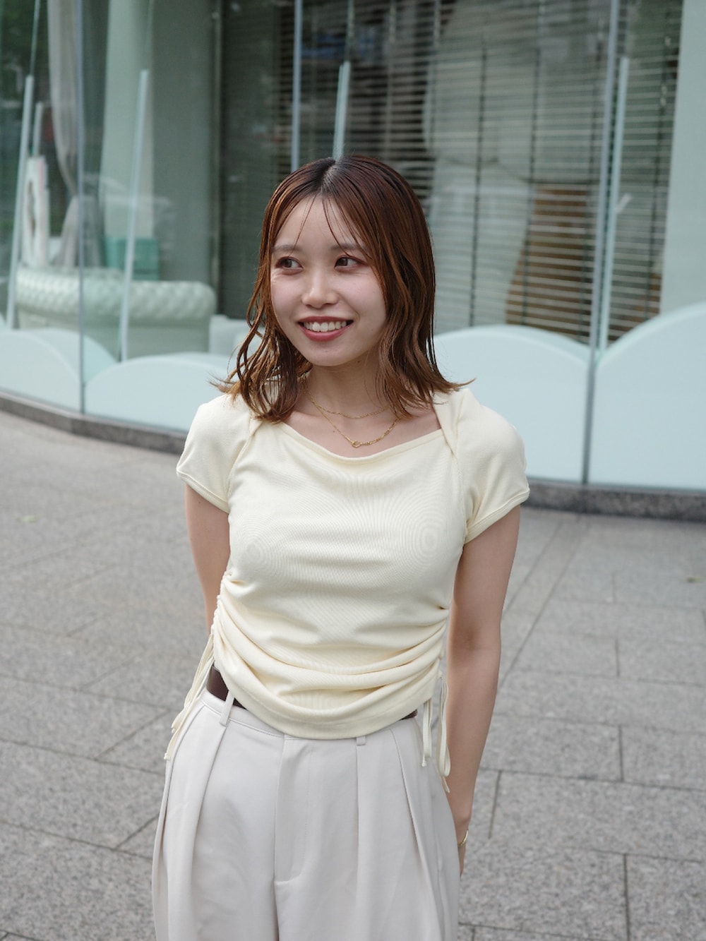 ホワイト系のその他パンツ、イエロー系のTシャツ/カットソーを着用したレディースの夏コーディネートの3枚目の写真