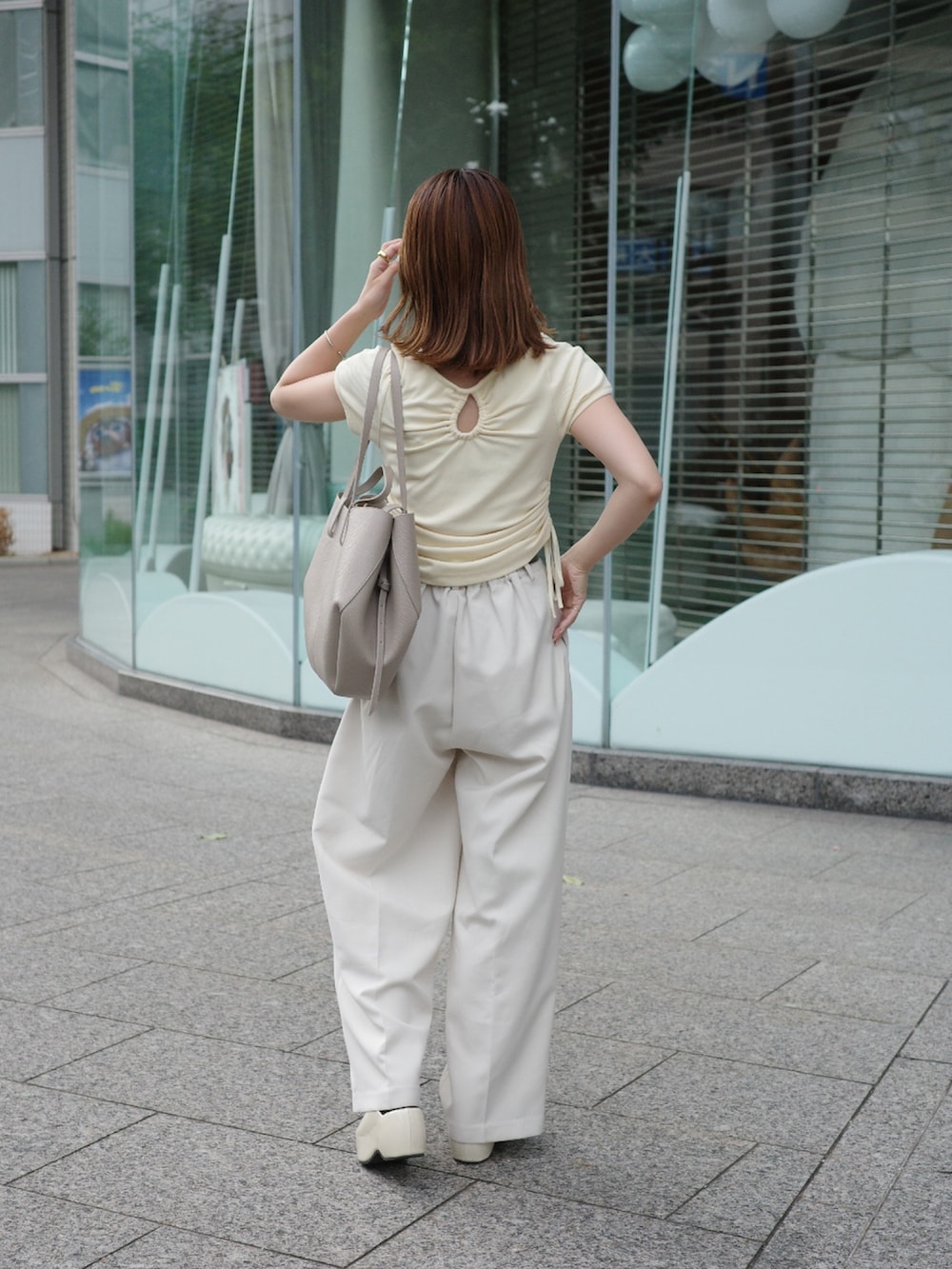 ホワイト系のその他パンツ、イエロー系のTシャツ/カットソーを着用したレディースの夏コーディネートの2枚目の写真