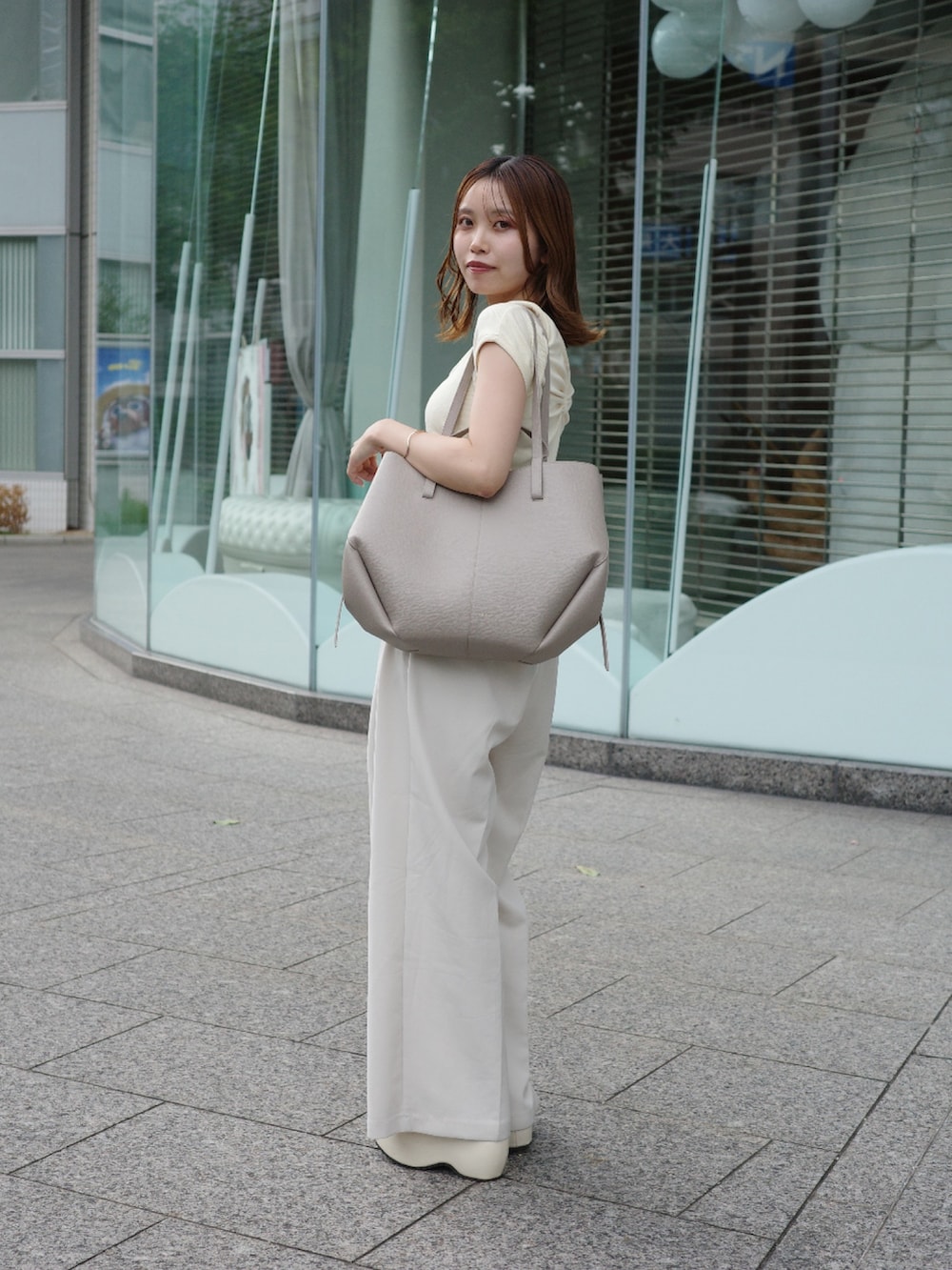 ホワイト系のその他パンツ、イエロー系のTシャツ/カットソーを着用したレディースの夏コーディネートの6枚目の写真