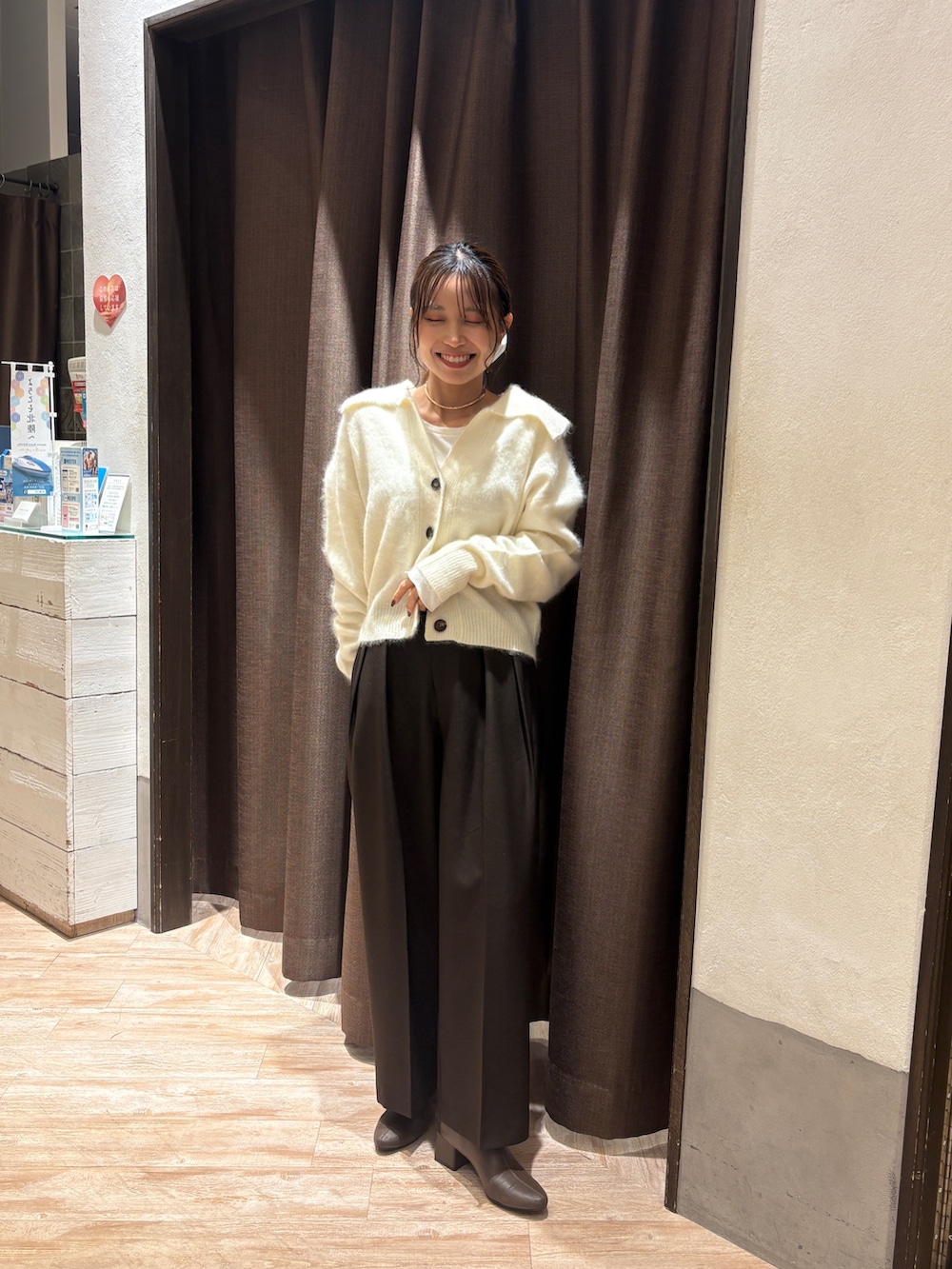 ホワイト系のカーディガン/ボレロ、ブラウン系のその他パンツ、ブラウン系のブーツを着用したレディースの秋コーディネートの4枚目の写真