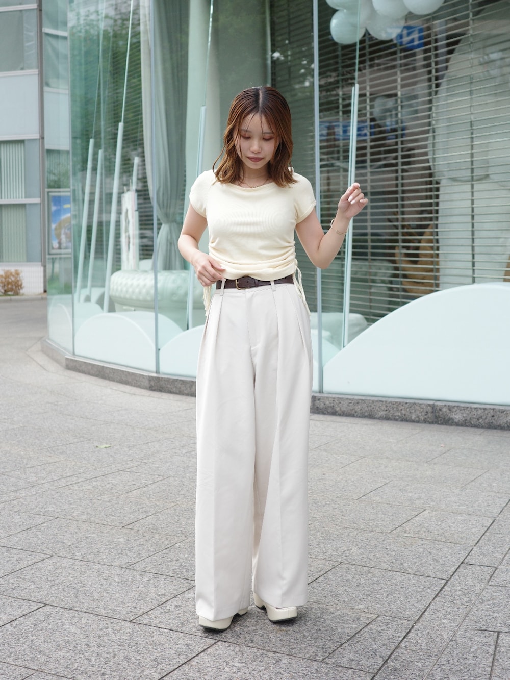 ホワイト系のその他パンツ、イエロー系のTシャツ/カットソーを着用したレディースの夏コーディネートの5枚目の写真