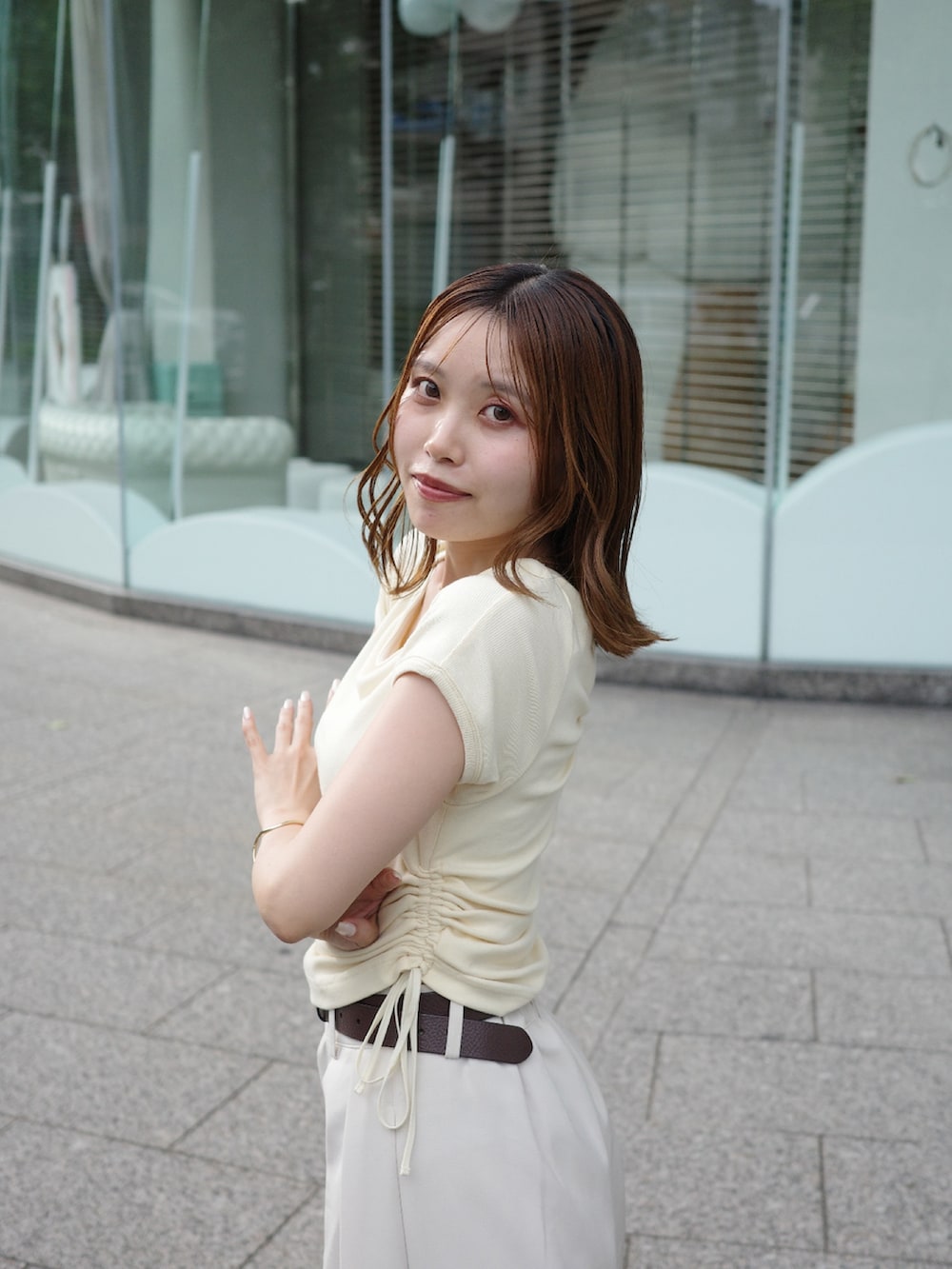 ホワイト系のその他パンツ、イエロー系のTシャツ/カットソーを着用したレディースの夏コーディネートの4枚目の写真