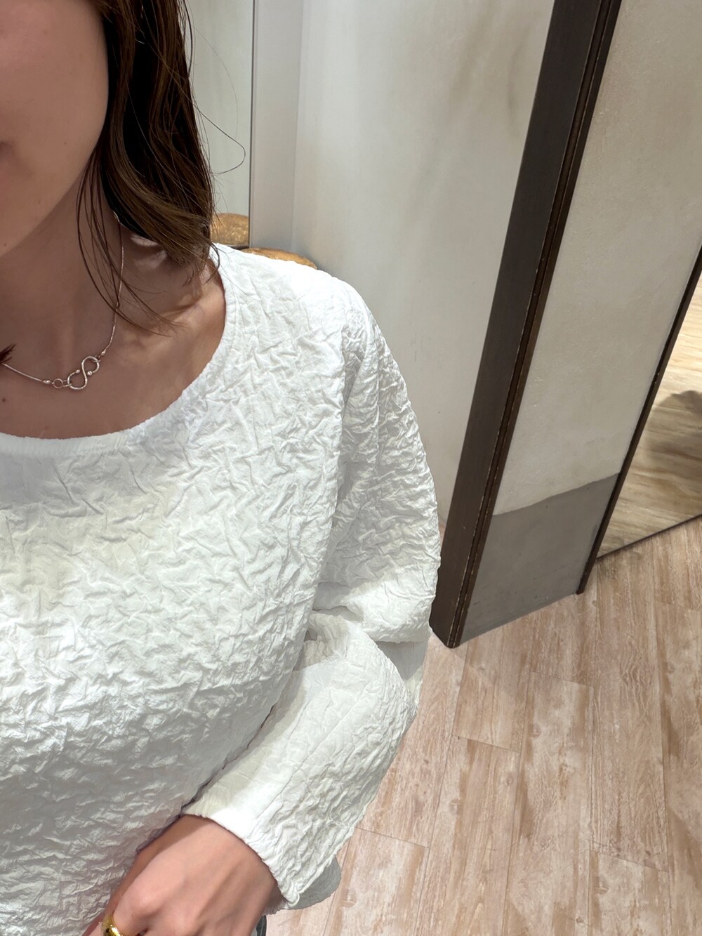 ブルー系のデニムパンツ、ブラック系のパンプス、ベージュ系のショルダーバッグを着用したレディースの春コーディネートの3枚目の写真