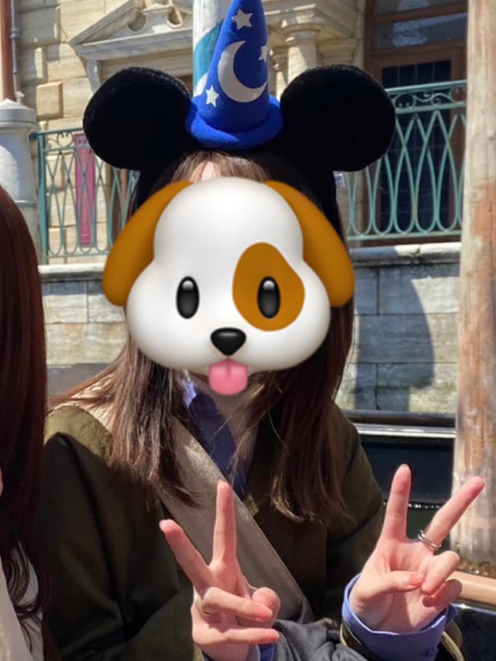 グリーン系のステンカラーコート、ベージュ系のショルダーバッグ、ブラック系のスニーカーを着用したレディースの春コーディネートの3枚目の写真