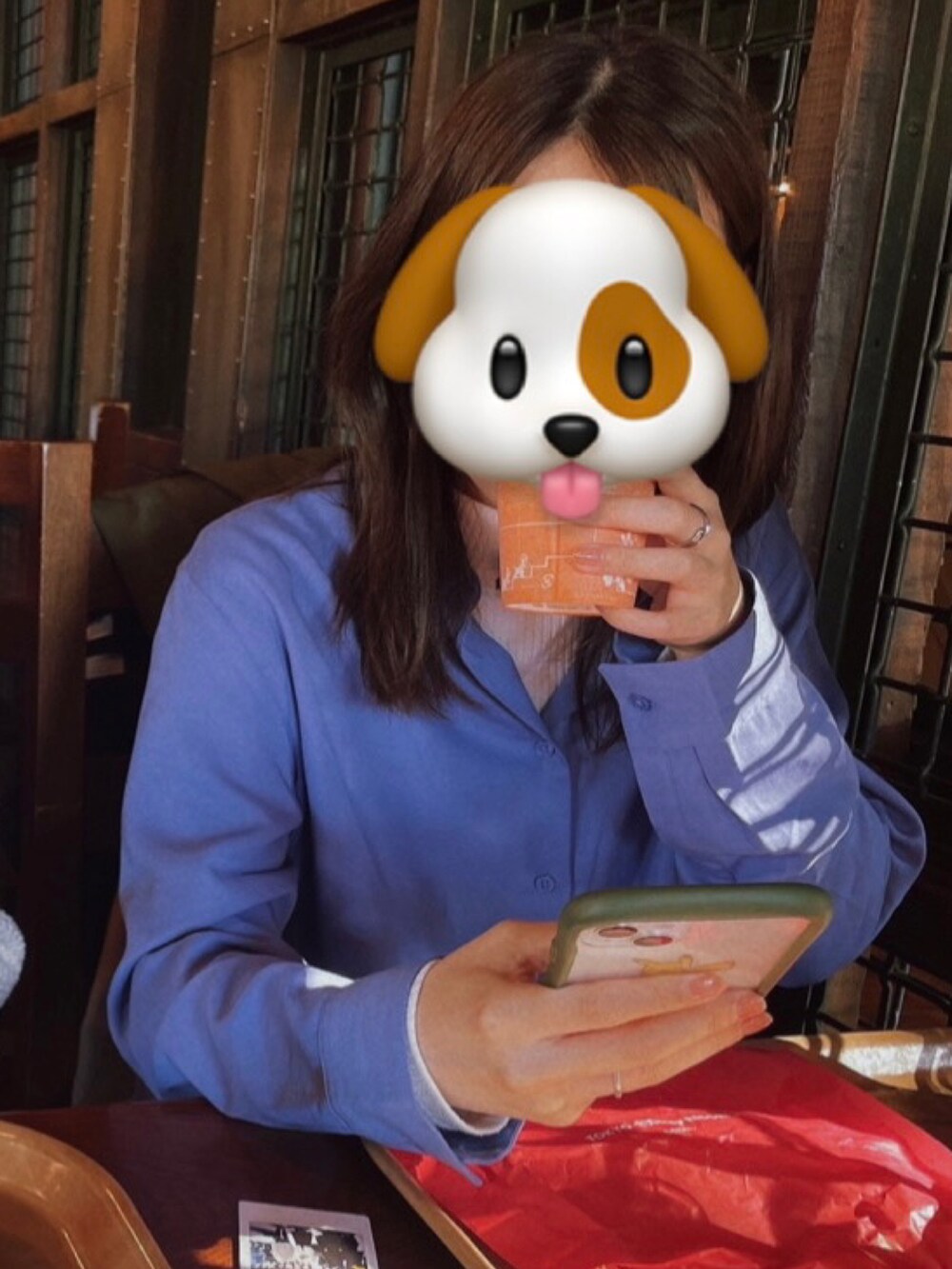 グリーン系のステンカラーコート、ベージュ系のショルダーバッグ、ブラック系のスニーカーを着用したレディースの春コーディネートの2枚目の写真