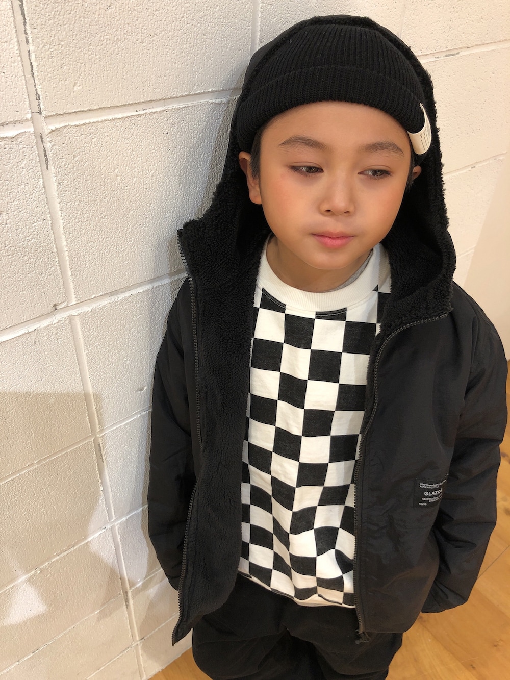 グレー系のTシャツ/カットソー、その他のスウェット、グレー系のパンツを着用したキッズの冬コーディネートの5枚目の写真