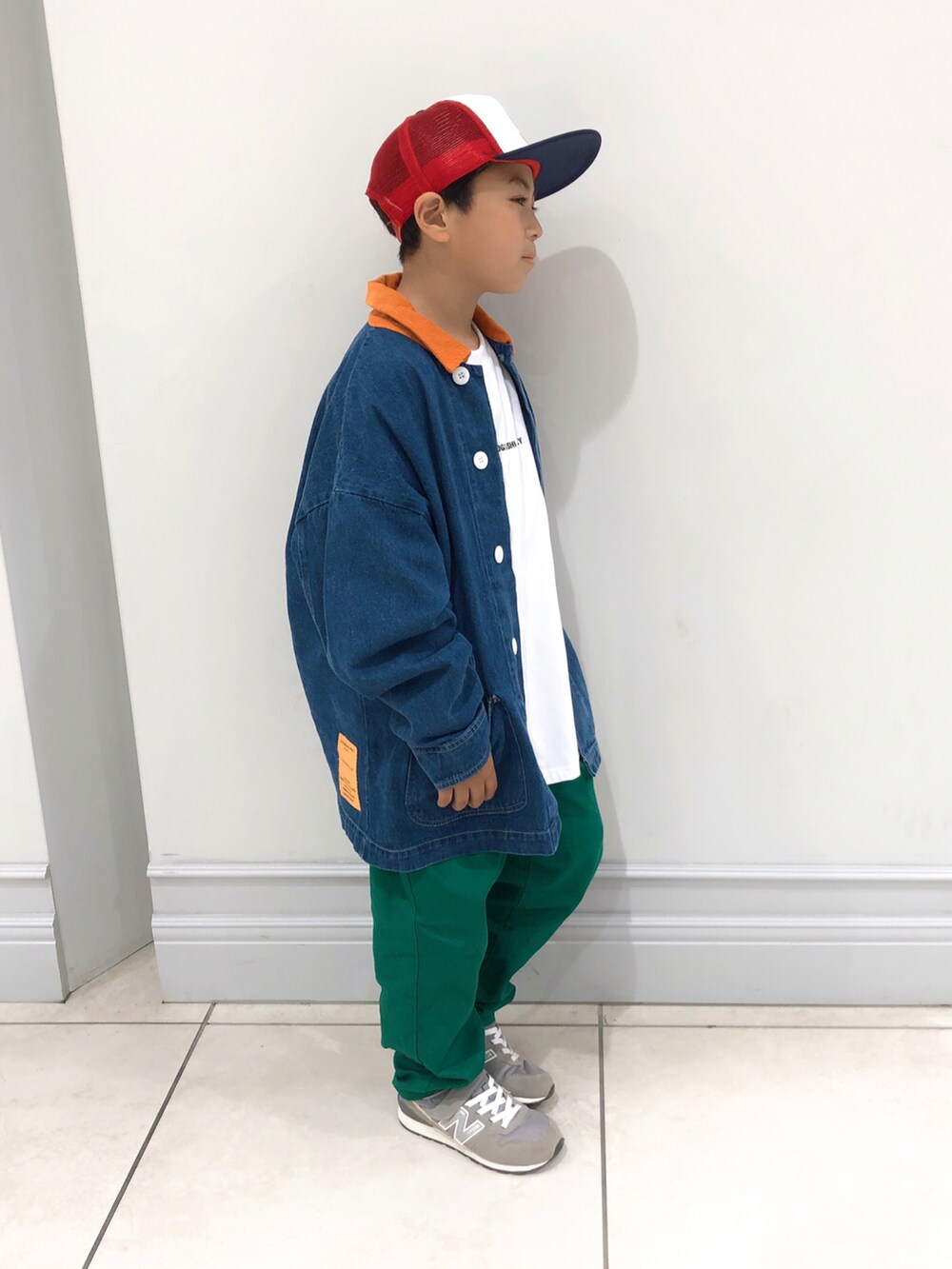 ブルー系のデニムジャケット、ホワイト系のTシャツ/カットソー、グリーン系のその他パンツを着用したキッズの春コーディネートの2枚目の写真