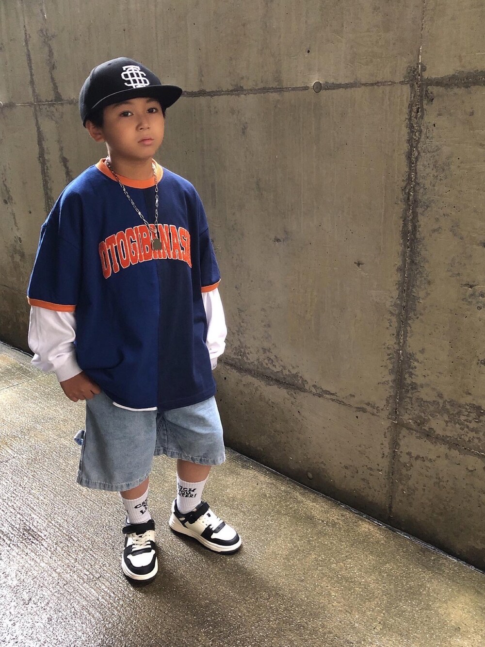 ブルー系のTシャツ/カットソー、ホワイト系のTシャツ/カットソー、ブルー系のパンツを着用したキッズの春コーディネートの3枚目の写真