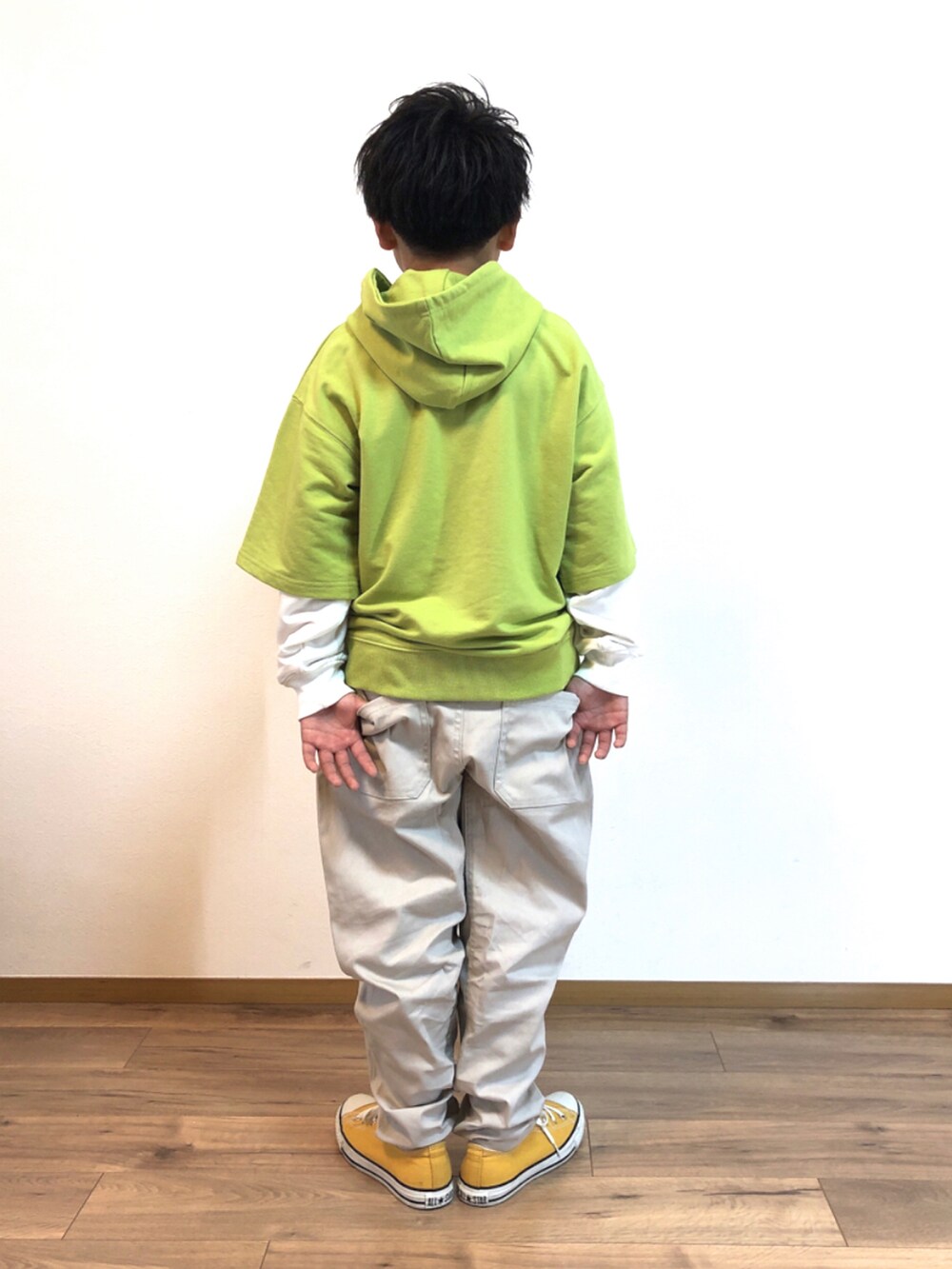 グリーン系のパーカー、ベージュ系のその他パンツ、イエロー系のスニーカーを着用したキッズの春コーディネートの3枚目の写真