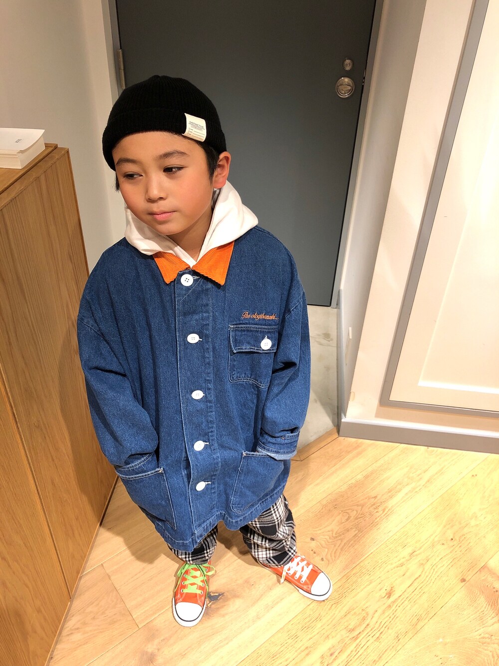 ブルー系のデニムジャケット、ブルー系のパーカー、その他のパンツを着用したキッズの冬コーディネートの2枚目の写真