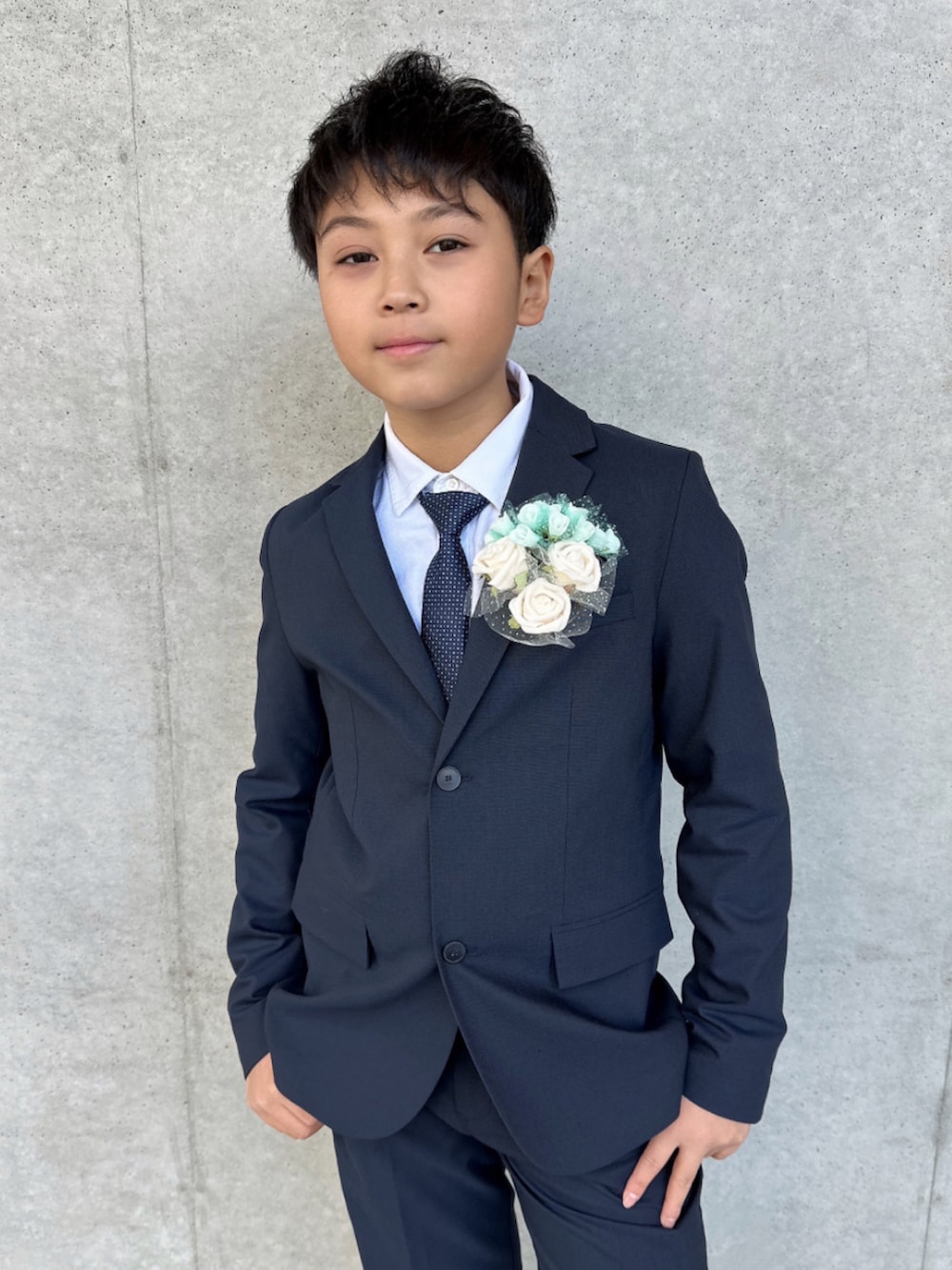 ブルー系のスーツジャケット、ブルー系のスーツパンツ、ホワイト系のシャツ/ブラウスを着用したキッズの春コーディネートの2枚目の写真