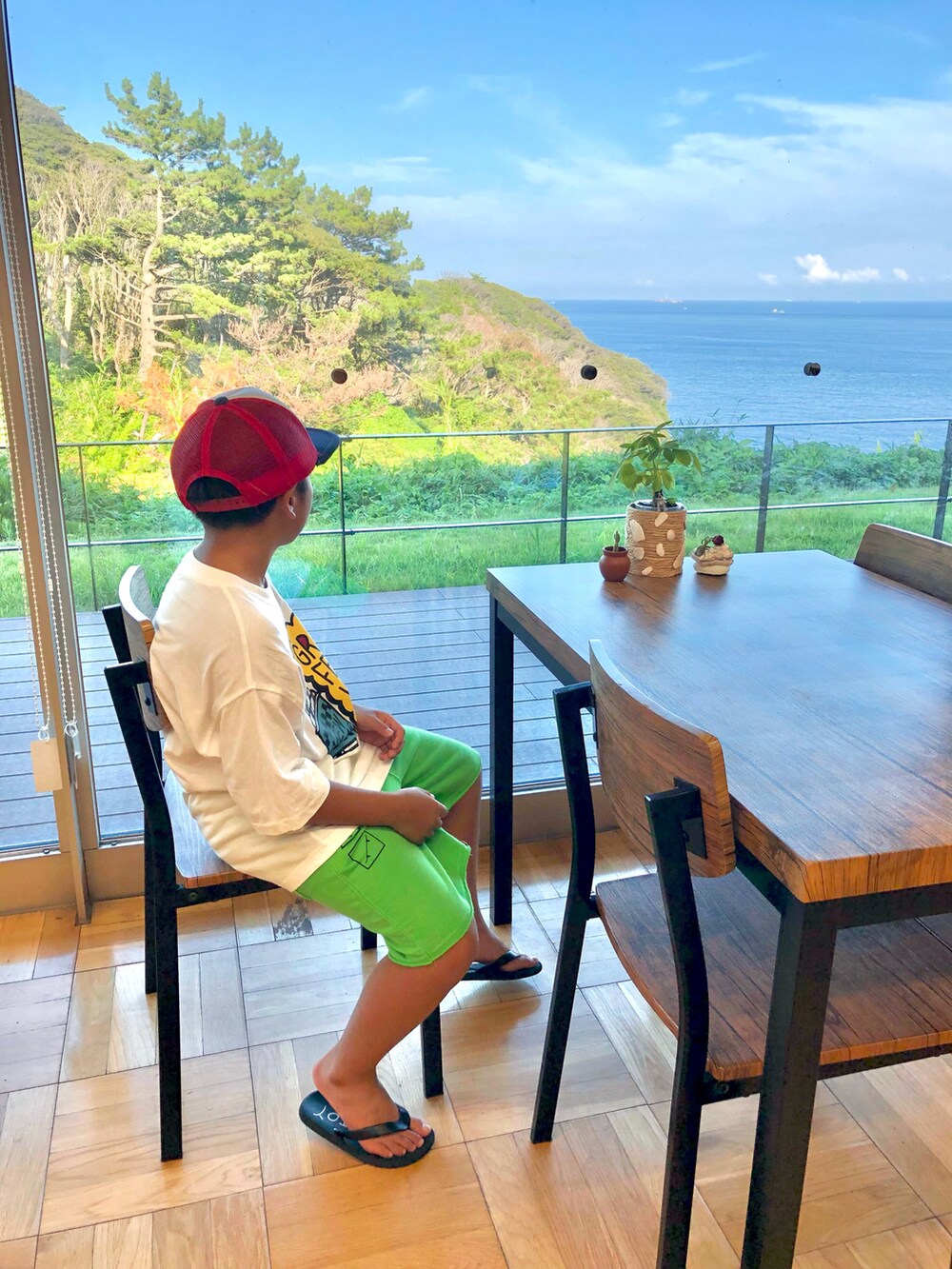 ホワイト系のTシャツ/カットソー、グリーン系のパンツ、ブラック系のサンダルを着用したキッズの夏コーディネートの5枚目の写真