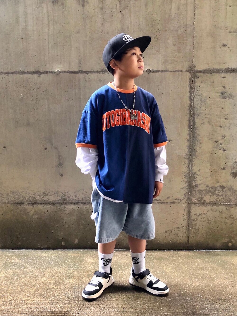 ブルー系のTシャツ/カットソー、ホワイト系のTシャツ/カットソー、ブルー系のパンツを着用したキッズの春コーディネートの2枚目の写真
