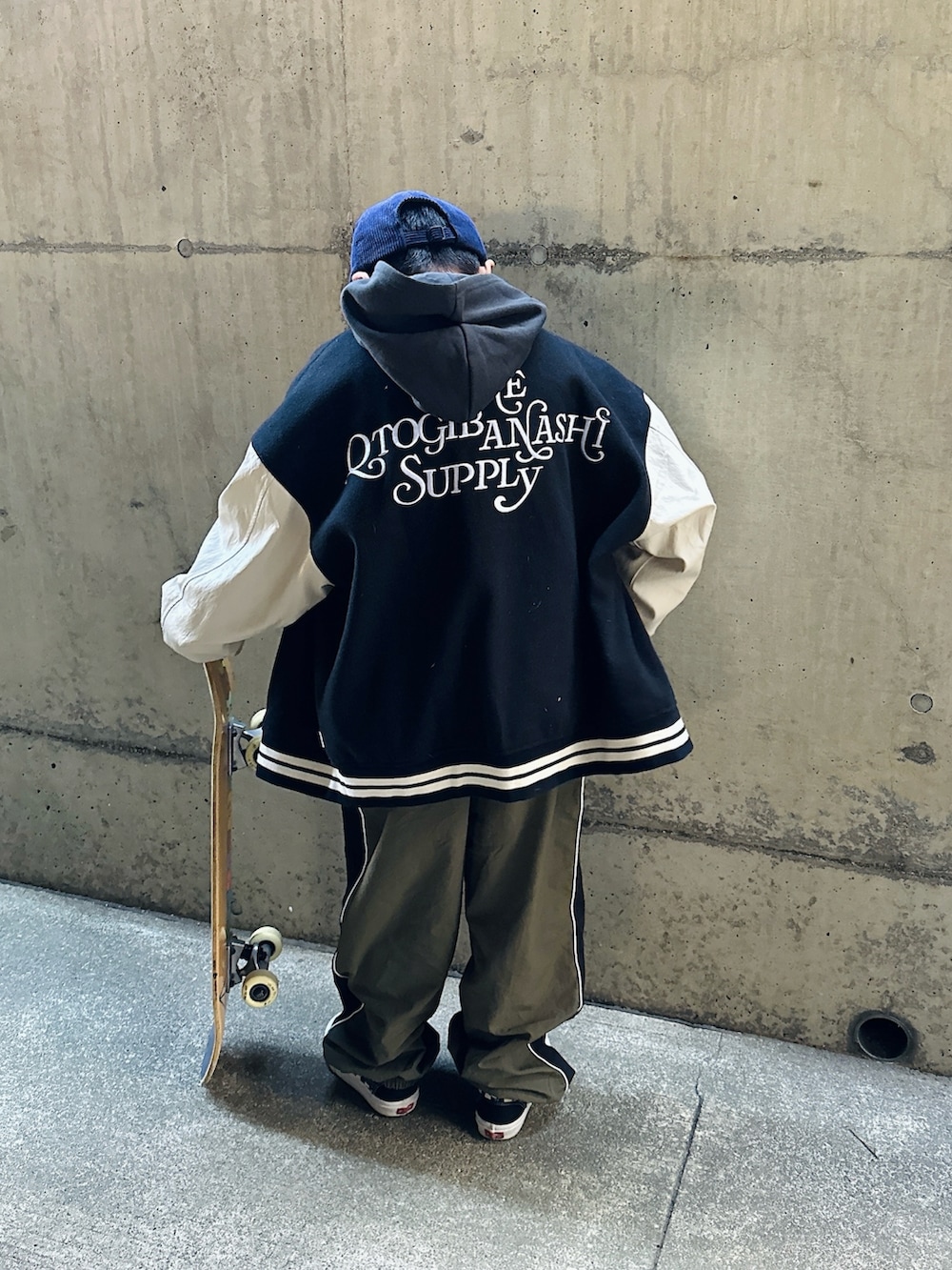 その他のパーカー、ブラック系のスタジャン、グリーン系のカーゴパンツを着用したキッズの冬コーディネートの3枚目の写真