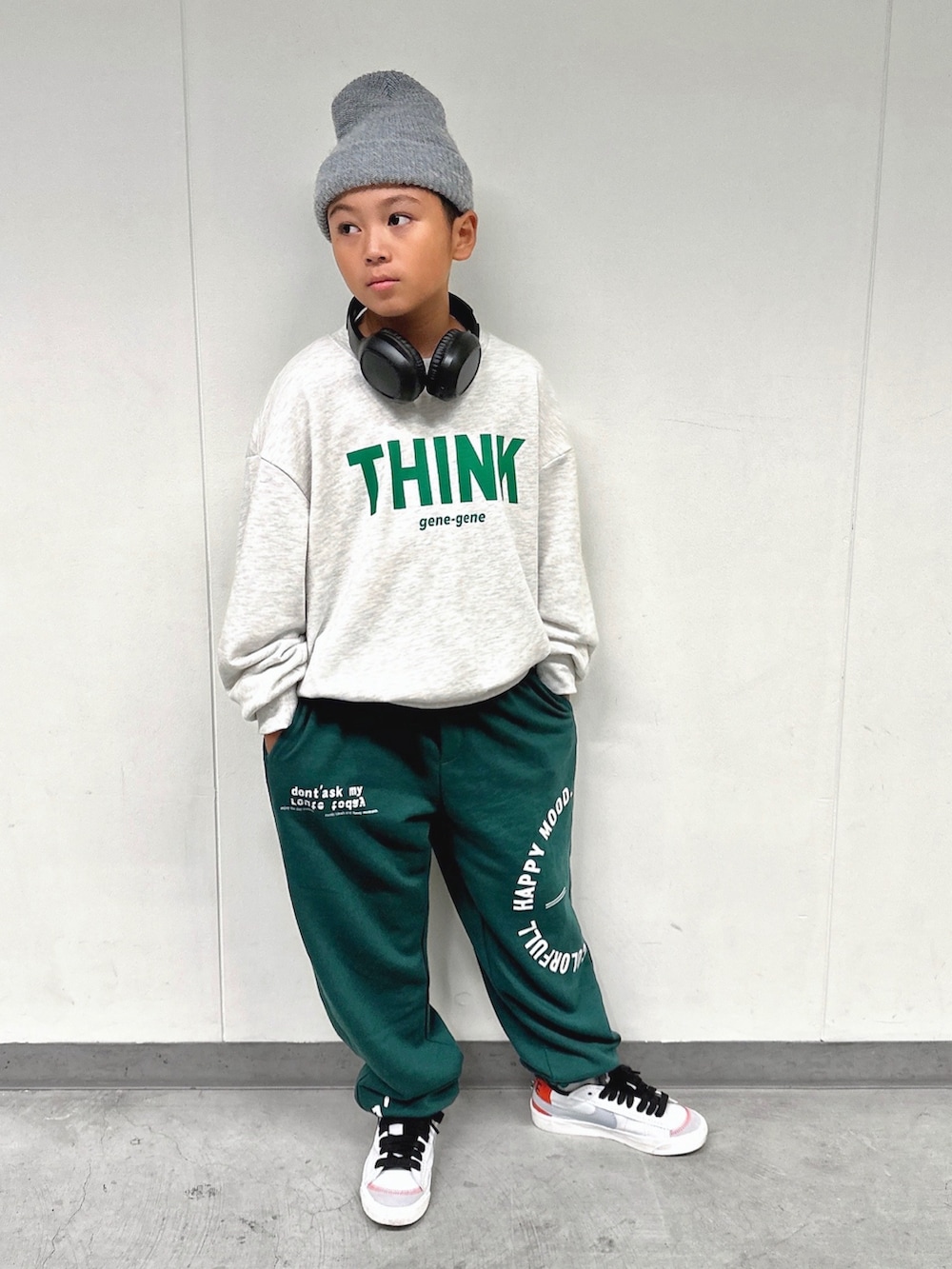 グレー系のスウェット、グリーン系のスウェットパンツ、ホワイト系のスニーカーを着用したキッズの冬コーディネートの5枚目の写真