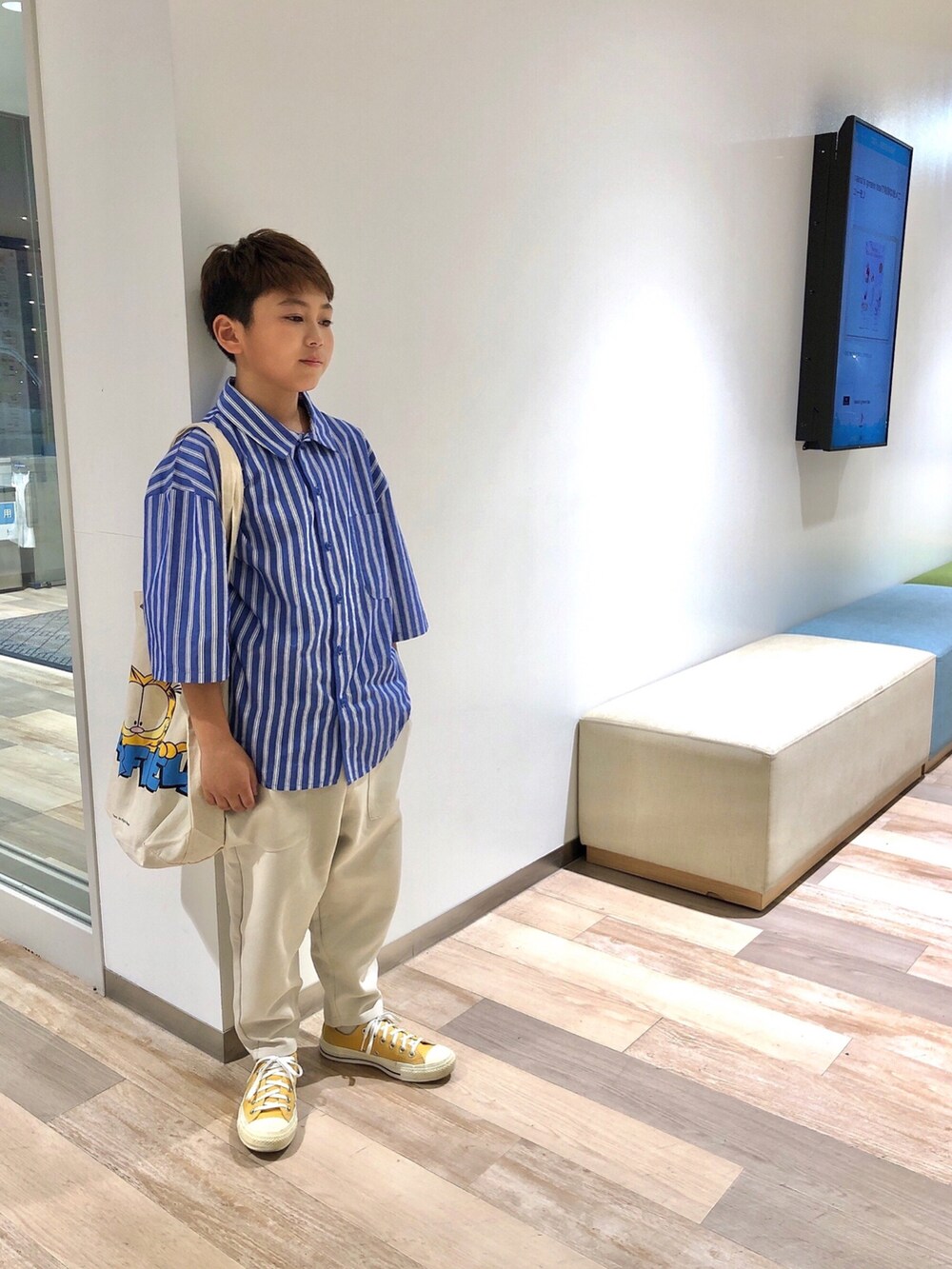 ブルー系のシャツ/ブラウス、ホワイト系のその他パンツ、イエロー系のスニーカーを着用したキッズの春コーディネートの2枚目の写真