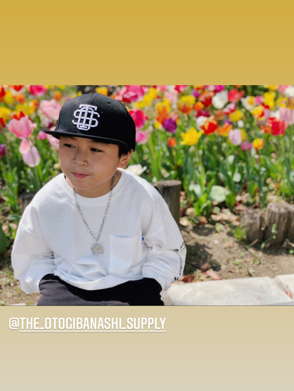 ホワイト系のTシャツ/カットソー、ブラック系のその他パンツ、グレー系のスニーカーを着用したキッズの春コーディネートの3枚目の写真