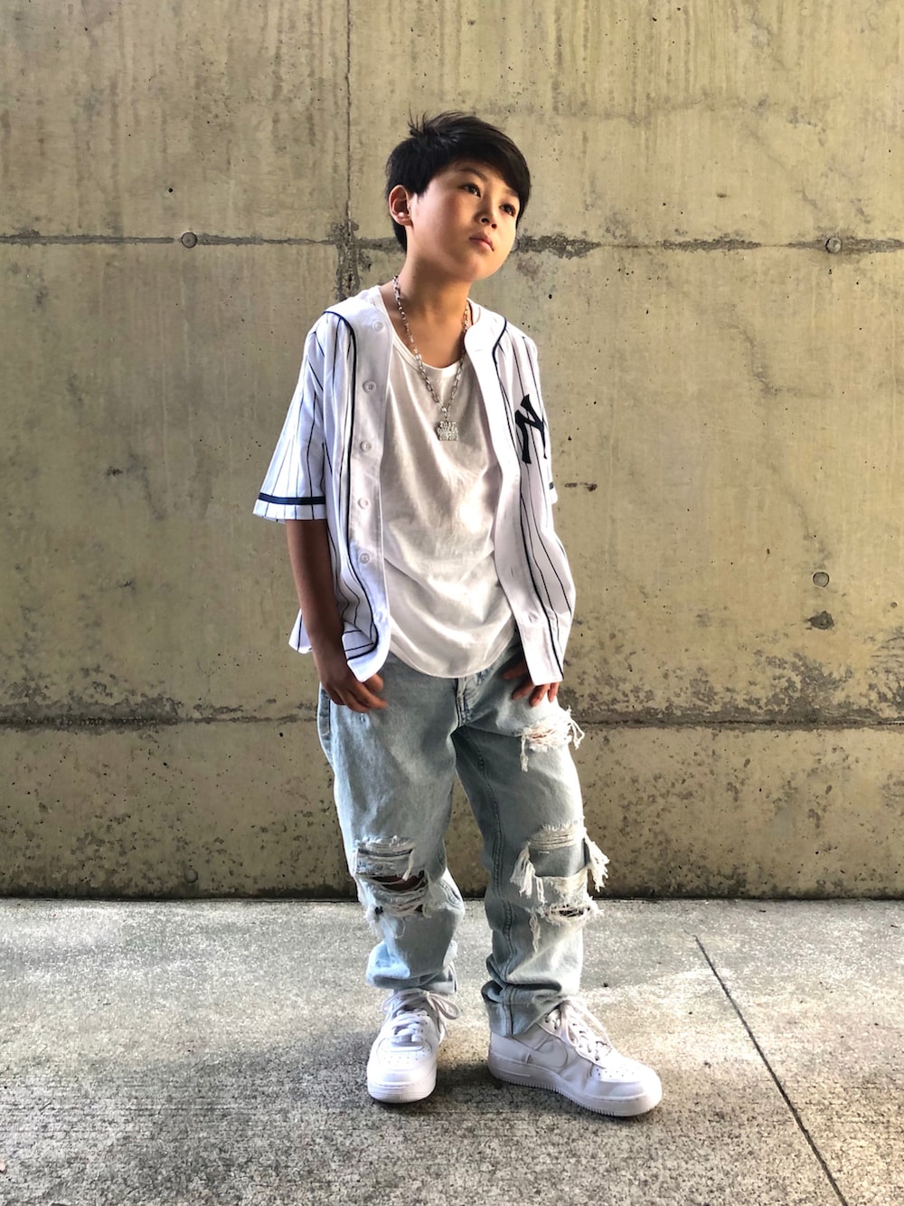 ホワイト系のシャツ/ブラウス、ホワイト系のタンクトップ、ブルー系のデニムパンツを着用したキッズの夏コーディネートの2枚目の写真