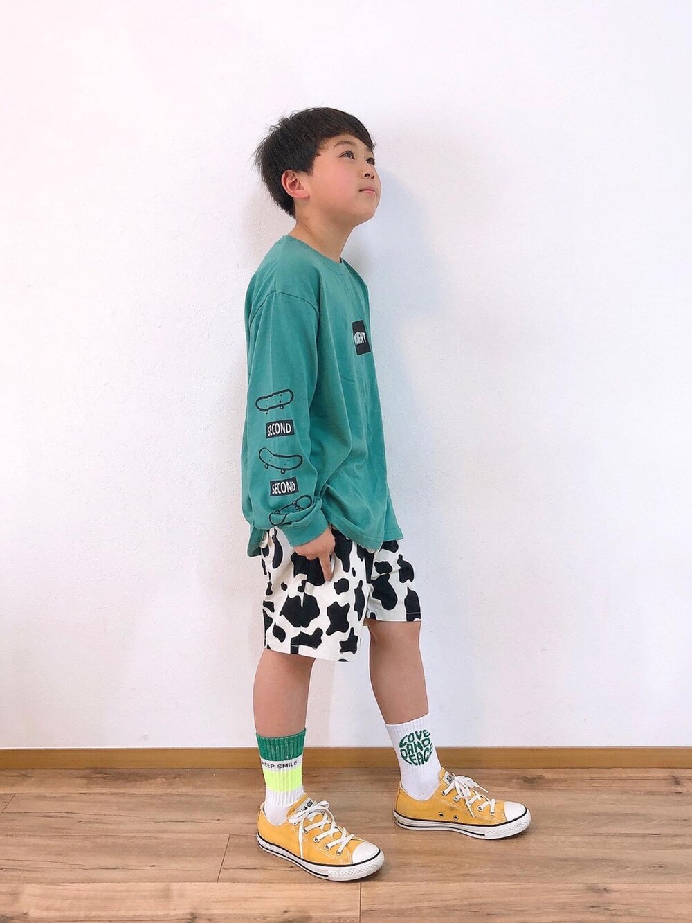 グリーン系のTシャツ/カットソー、ブラック系のその他パンツ、イエロー系のスニーカーを着用したキッズの春コーディネートの3枚目の写真