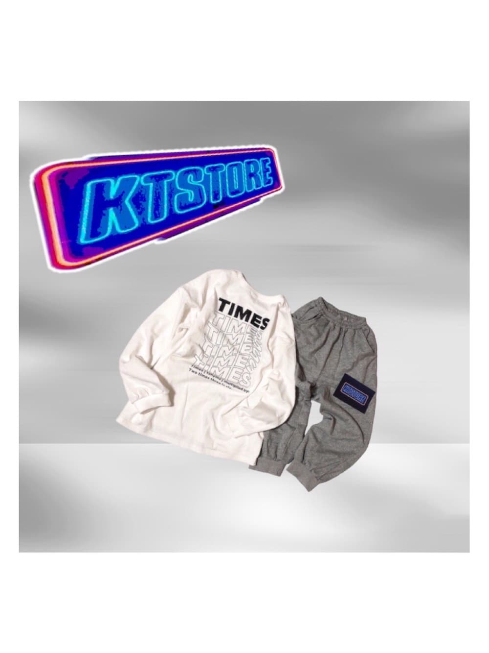 ホワイト系のTシャツ/カットソー、グレー系のスウェットパンツ、ホワイト系のスニーカーを着用したキッズの春コーディネートの5枚目の写真