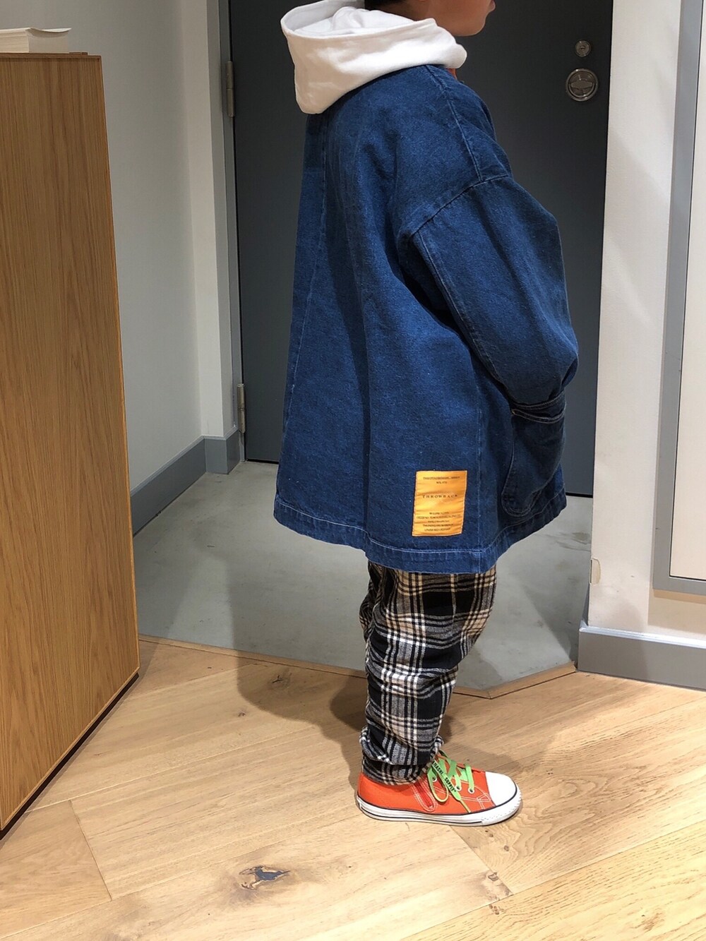 ブルー系のデニムジャケット、ブルー系のパーカー、その他のパンツを着用したキッズの冬コーディネートの3枚目の写真