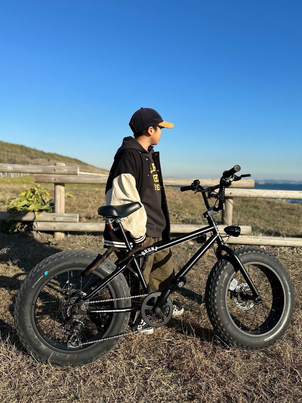 その他のパーカー、ブラック系のスタジャン、グリーン系のカーゴパンツを着用したキッズの冬コーディネートの5枚目の写真