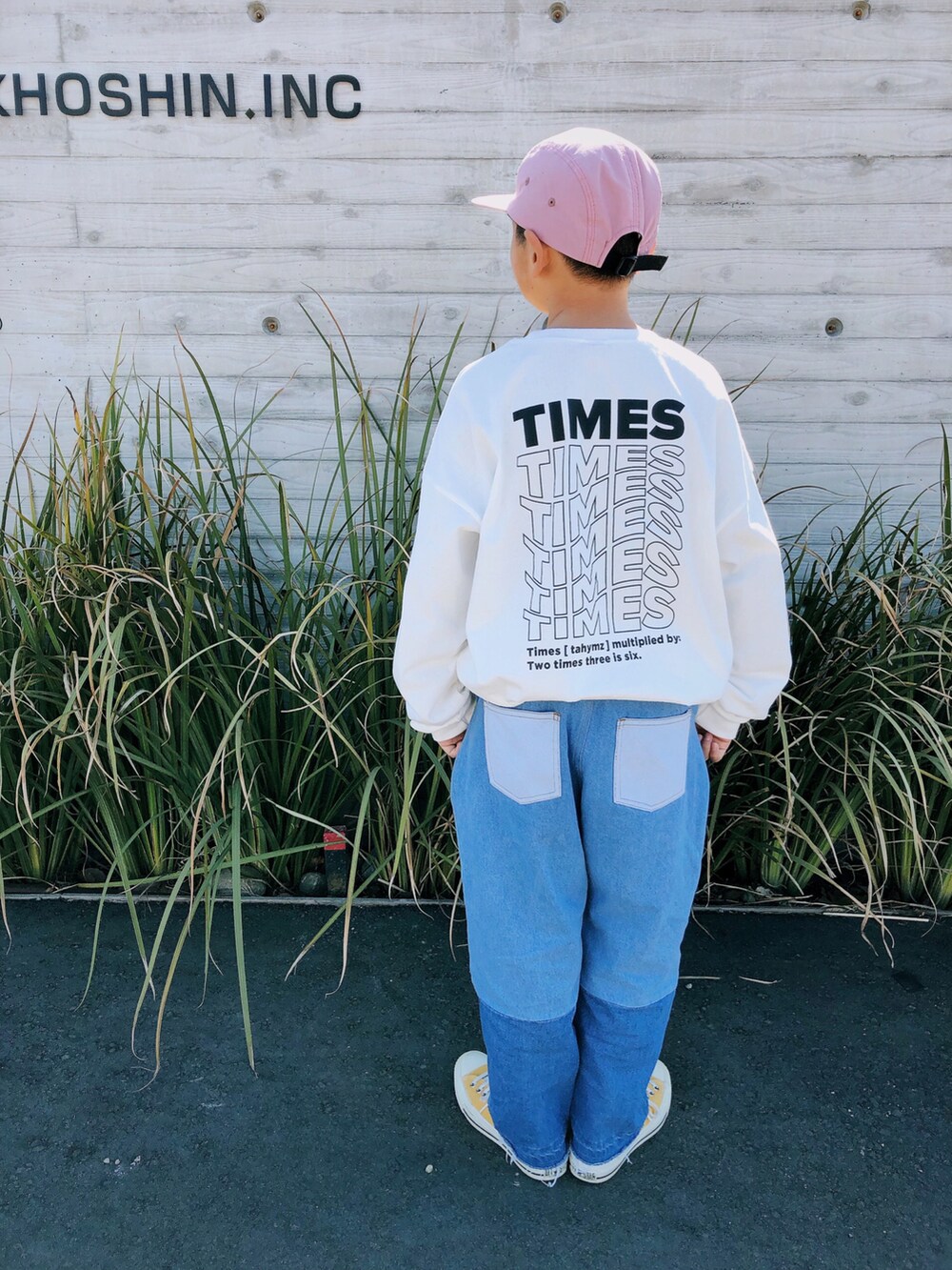 ホワイト系のTシャツ/カットソー、ブルー系のデニムパンツ、イエロー系のスニーカーを着用したキッズの春コーディネートの2枚目の写真