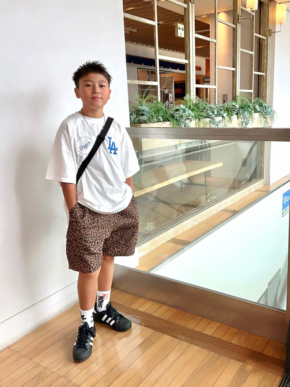 ホワイト系のTシャツ/カットソー、その他のカーゴパンツ、ブラック系のショルダーバッグを着用したキッズの秋コーディネートの2枚目の写真