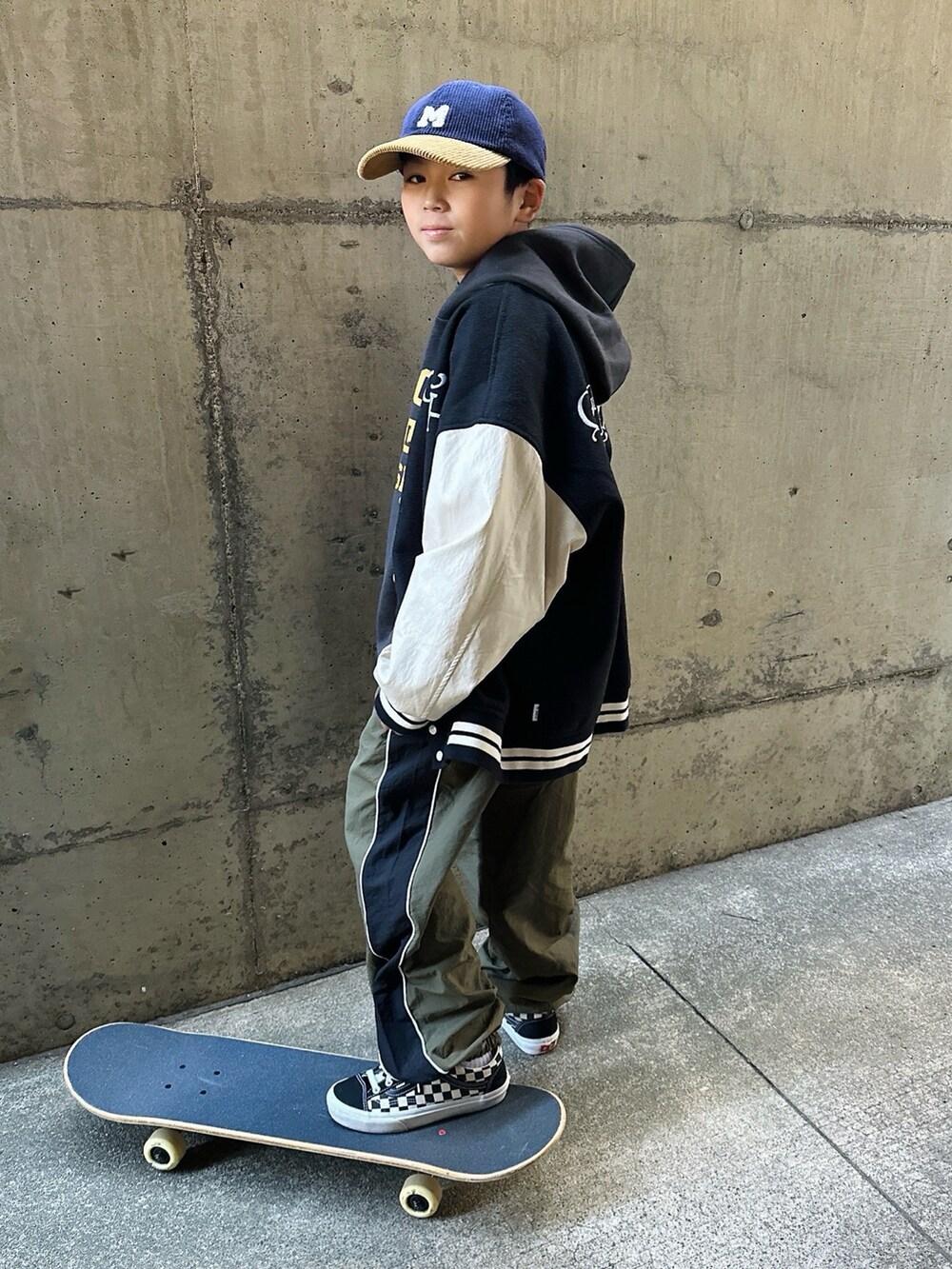 その他のパーカー、ブラック系のスタジャン、グリーン系のカーゴパンツを着用したキッズの冬コーディネートの2枚目の写真