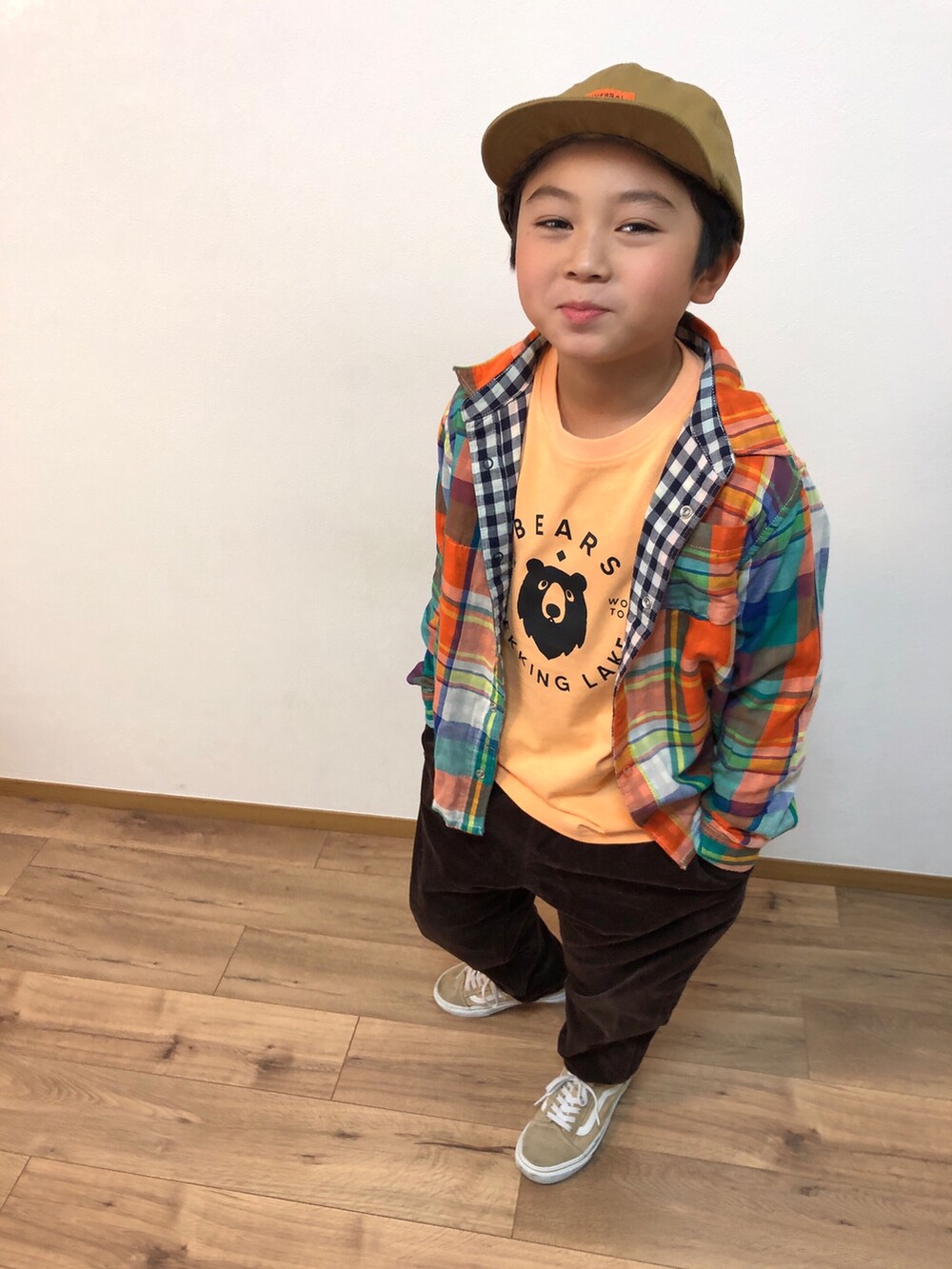 オレンジ系のシャツ/ブラウス、ブラウン系のその他パンツ、ベージュ系のスニーカーを着用したキッズの冬コーディネートの2枚目の写真