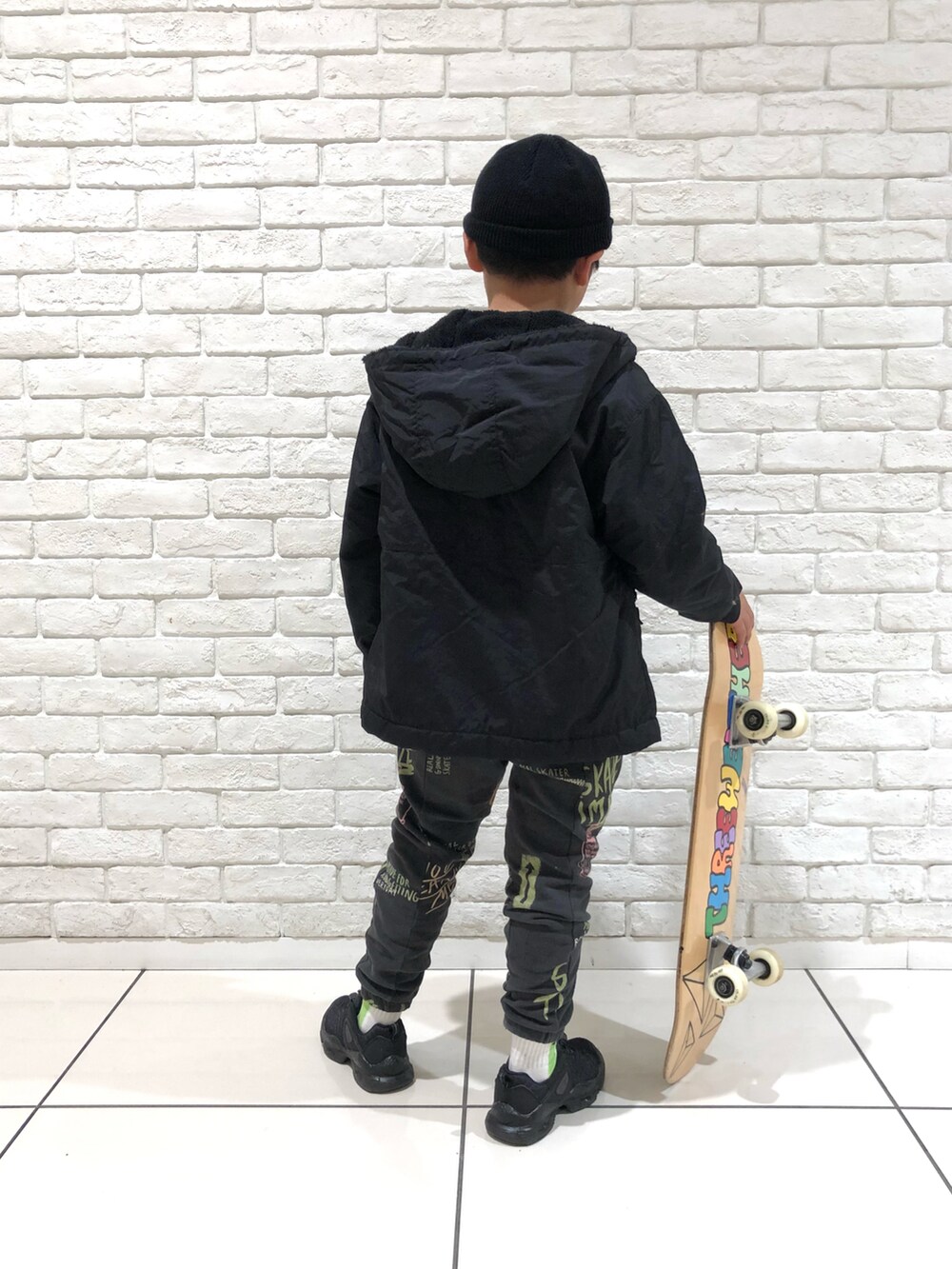 グレー系のTシャツ/カットソー、その他のスウェット、グレー系のパンツを着用したキッズの冬コーディネートの3枚目の写真