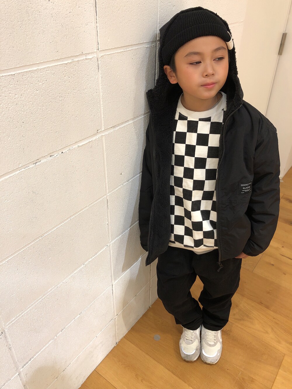 グレー系のTシャツ/カットソー、その他のスウェット、グレー系のパンツを着用したキッズの冬コーディネートの4枚目の写真