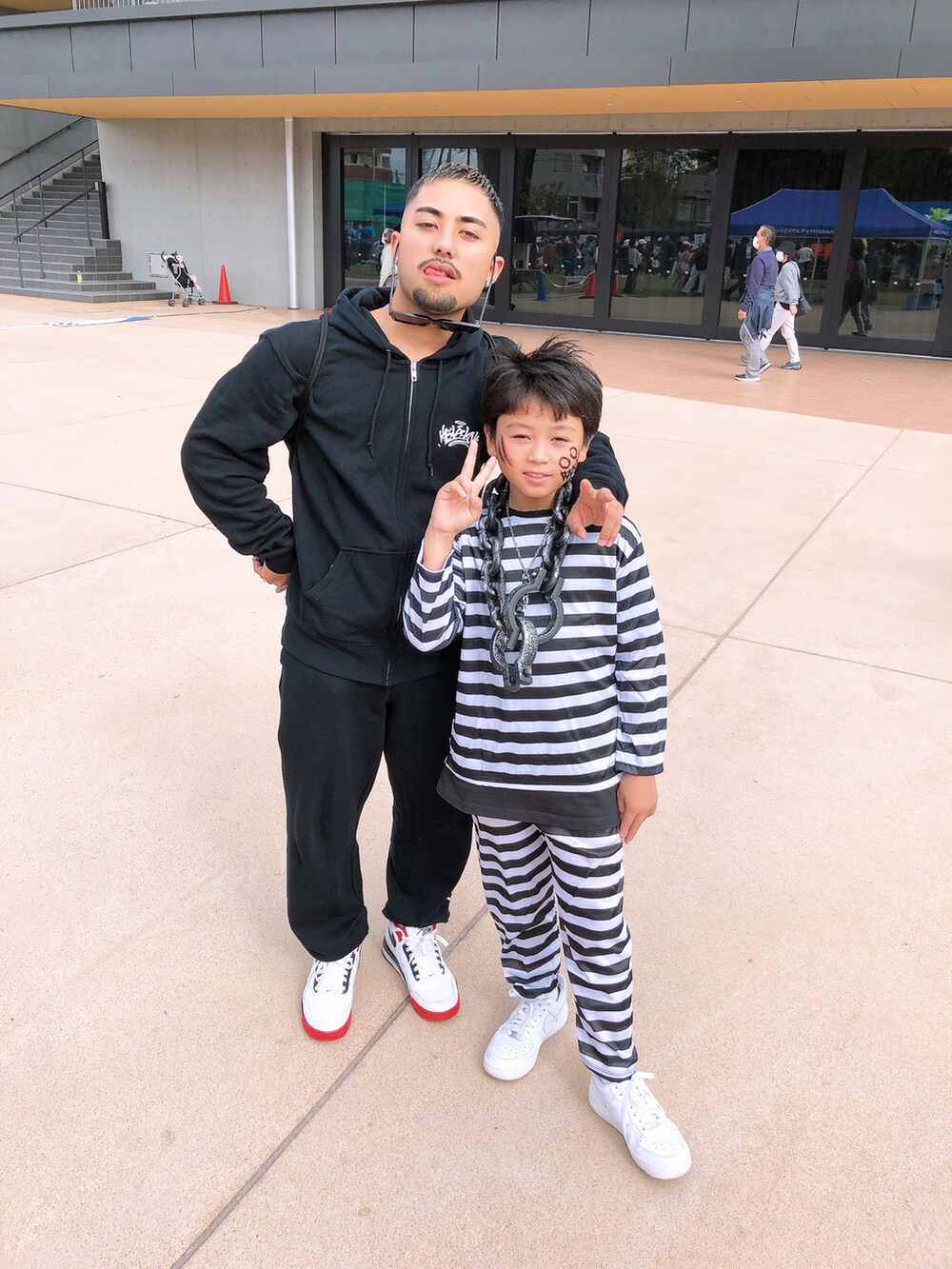 ホワイト系のスニーカー、その他のその他、シルバー系のコスチューム/パーティーグッズを着用したキッズの秋コーディネートの2枚目の写真