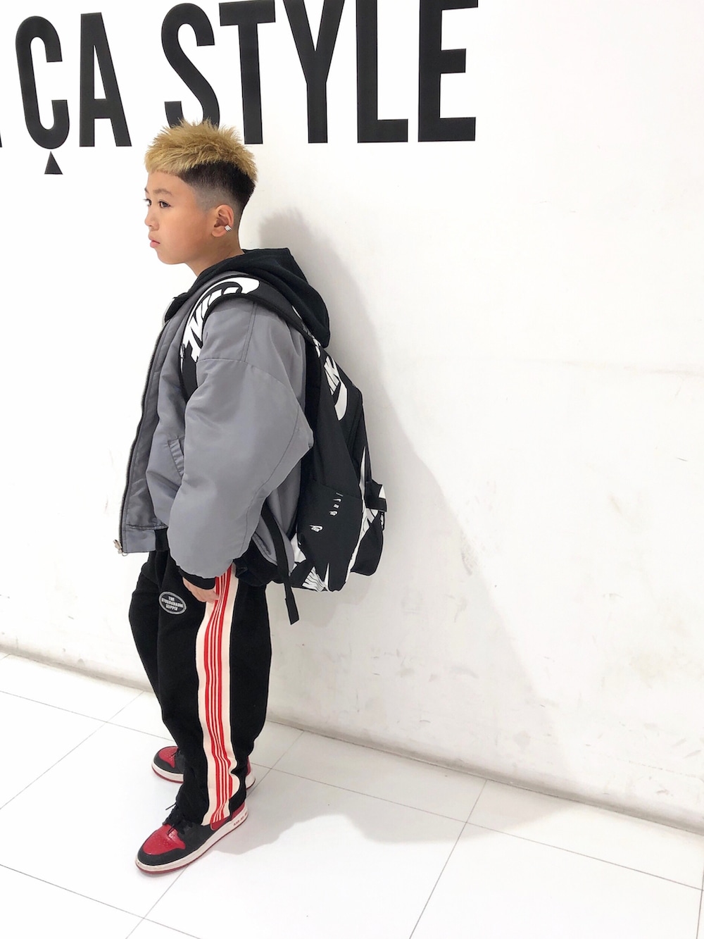 ブラック系のバックパック/リュック、ブラック系のMA-1、ブラック系のパーカーを着用したキッズの冬コーディネートの2枚目の写真