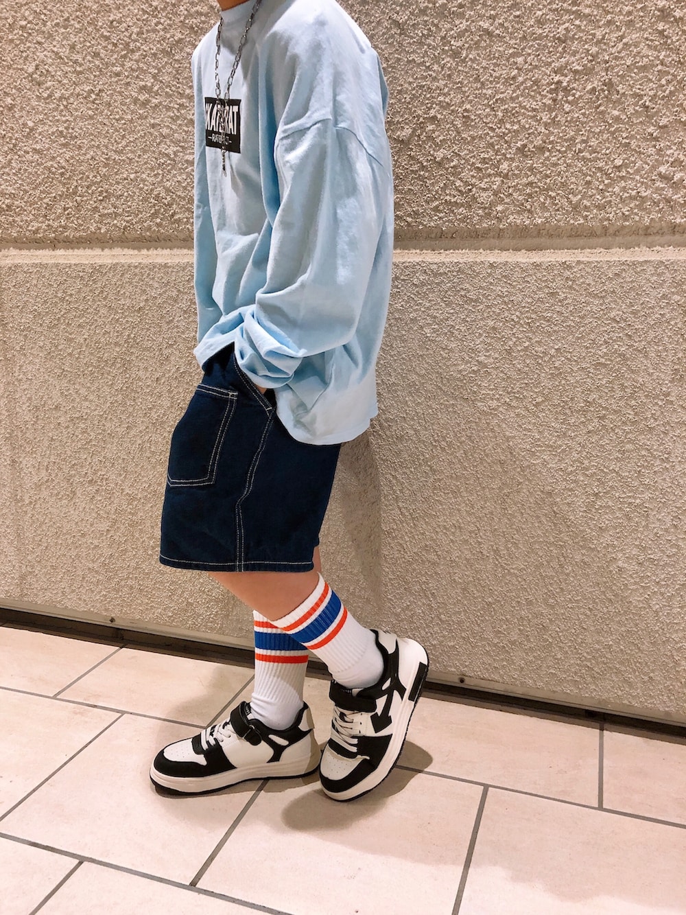 ブルー系のTシャツ/カットソー、ブルー系のその他パンツ、その他のスニーカーを着用したキッズの夏コーディネートの3枚目の写真