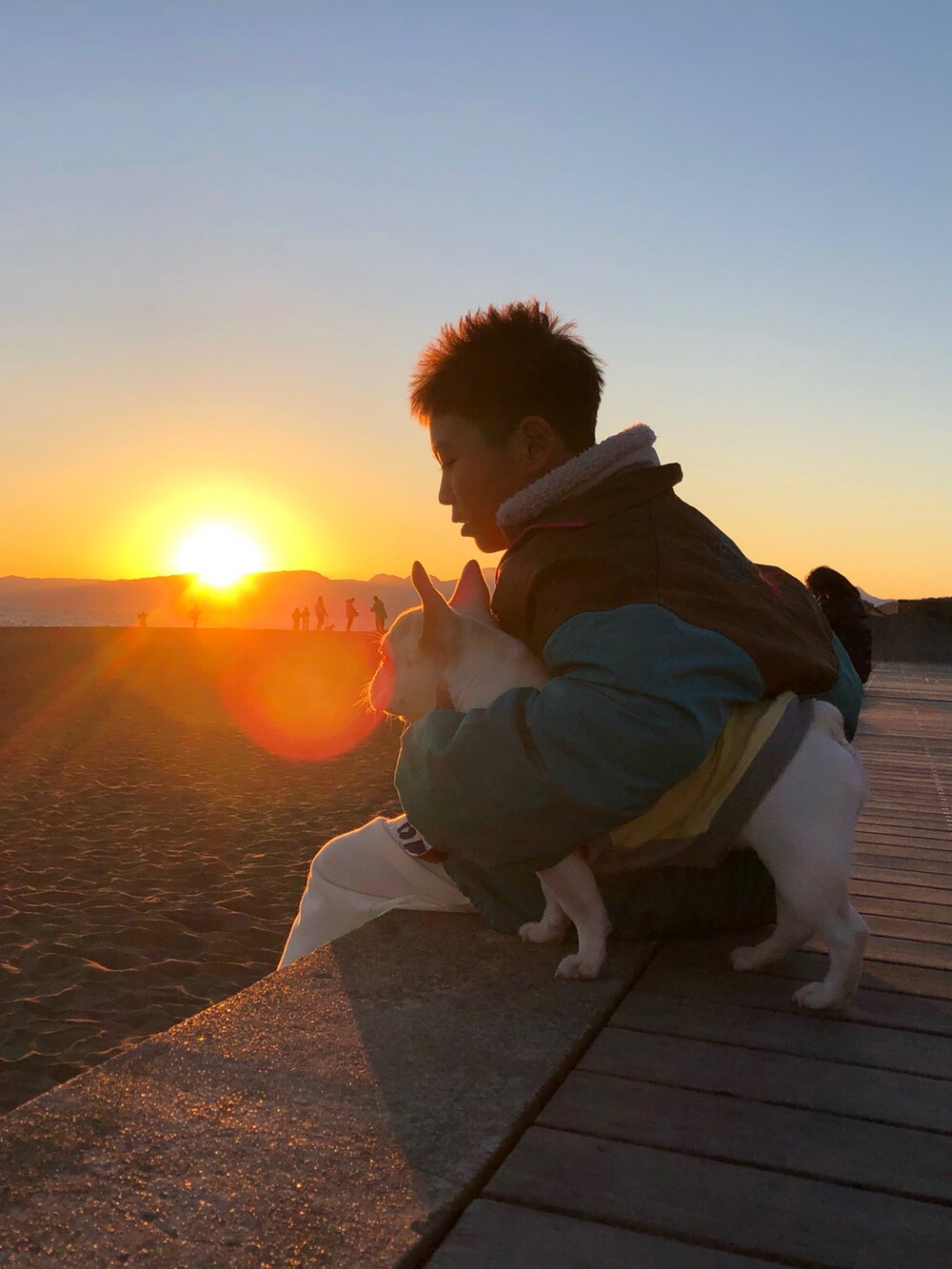 グリーン系のナイロンジャケット、ホワイト系のジャケット/アウター、ブラック系のスウェットパンツを着用したキッズの冬コーディネートの4枚目の写真