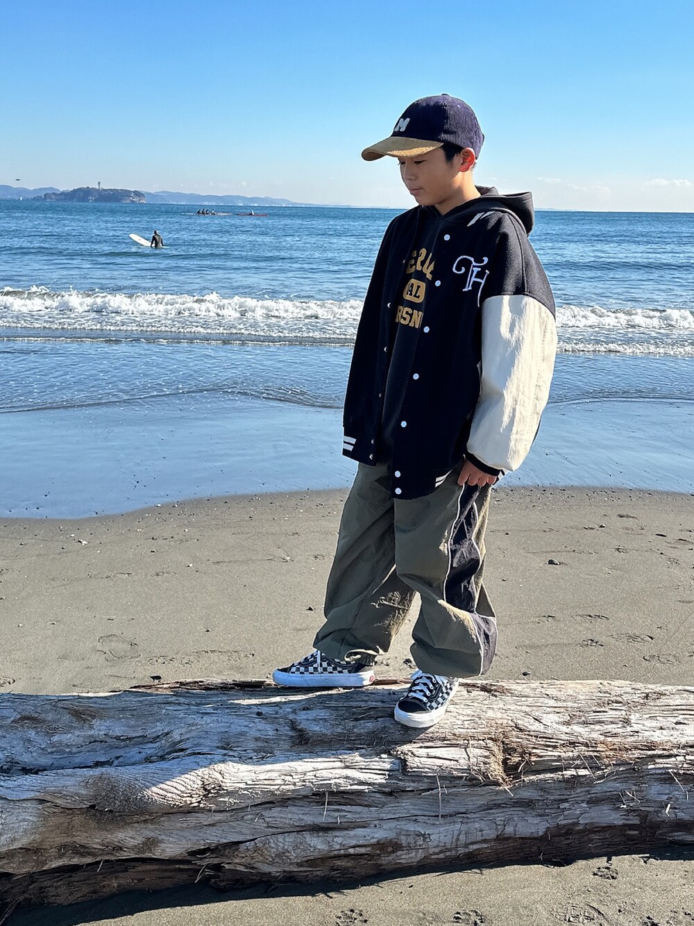 その他のパーカー、ブラック系のスタジャン、グリーン系のカーゴパンツを着用したキッズの冬コーディネートの4枚目の写真